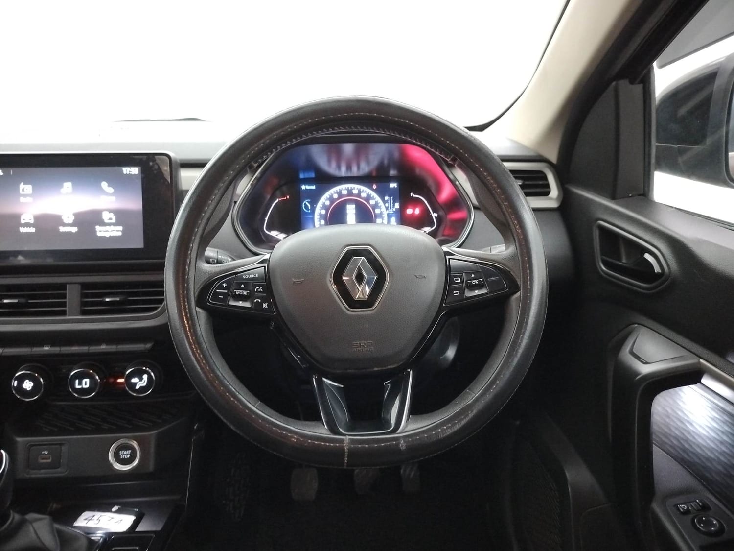 Used 2021 Renault Kiger RXZ 1.0 Turbo MT Petrol Manual interior STEERING VIEW