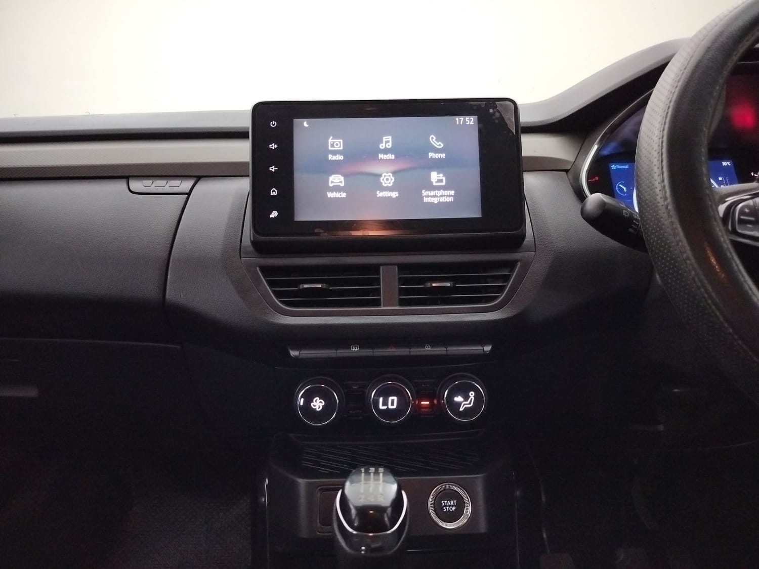 Used 2021 Renault Kiger RXZ 1.0 Turbo MT Petrol Manual interior MUSIC SYSTEM & AC CONTROL VIEW