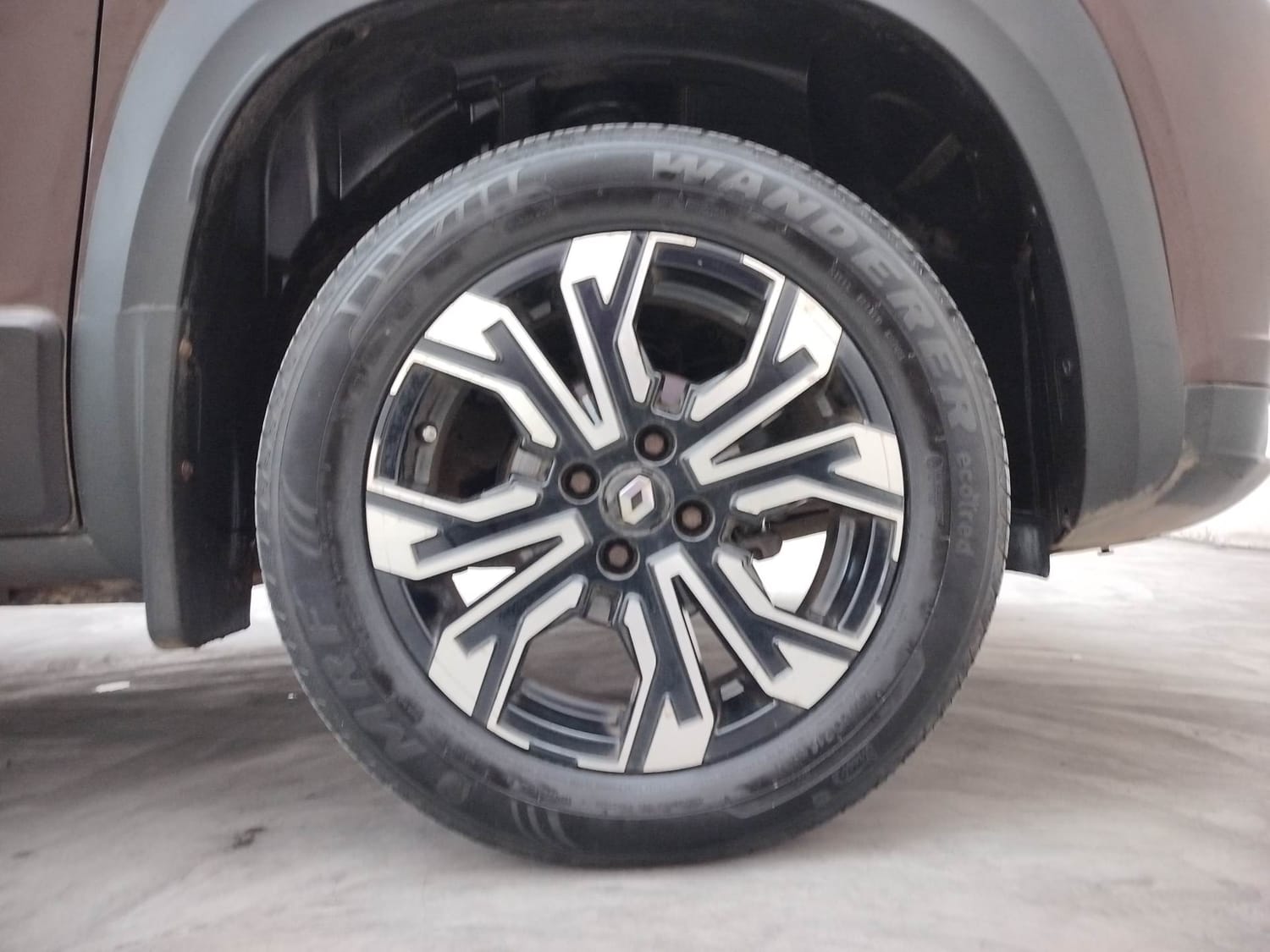 Used 2021 Renault Kiger RXZ 1.0 Turbo MT Petrol Manual tyres RIGHT FRONT TYRE RIM VIEW