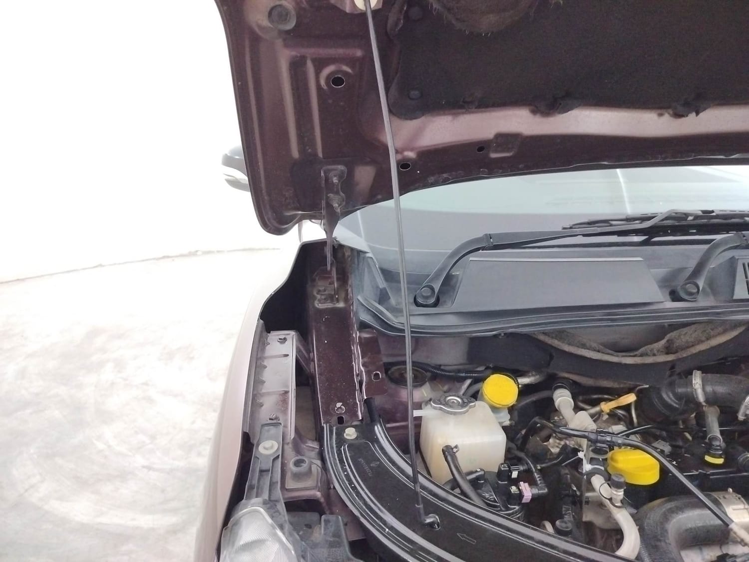 Used 2021 Renault Kiger RXZ 1.0 Turbo MT Petrol Manual engine ENGINE RIGHT SIDE HINGE & APRON VIEW