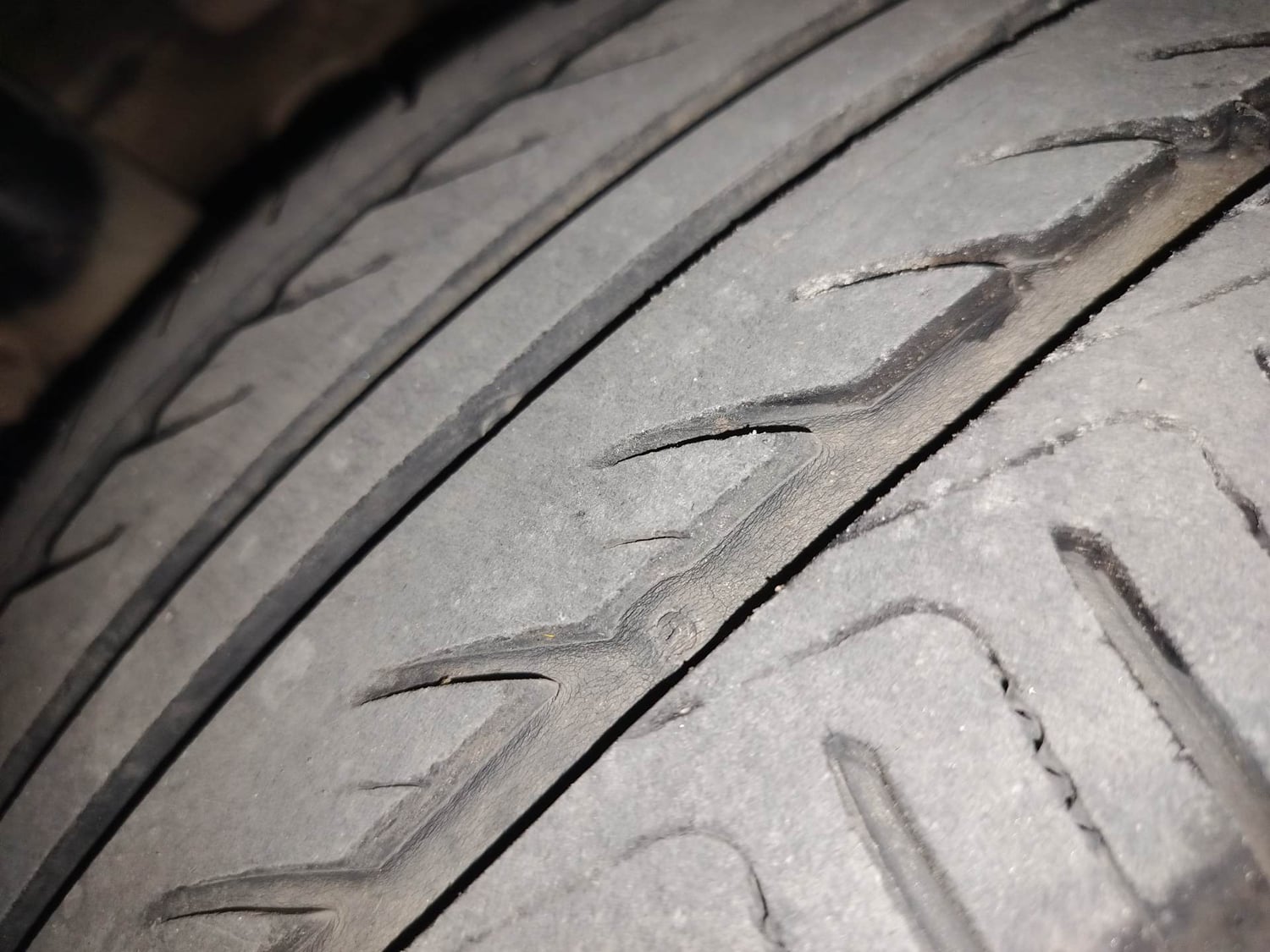 Used 2013 Ford EcoSport Titanium 1.0 Ecoboost (Opt) Petrol Manual tyres RIGHT FRONT TYRE TREAD VIEW