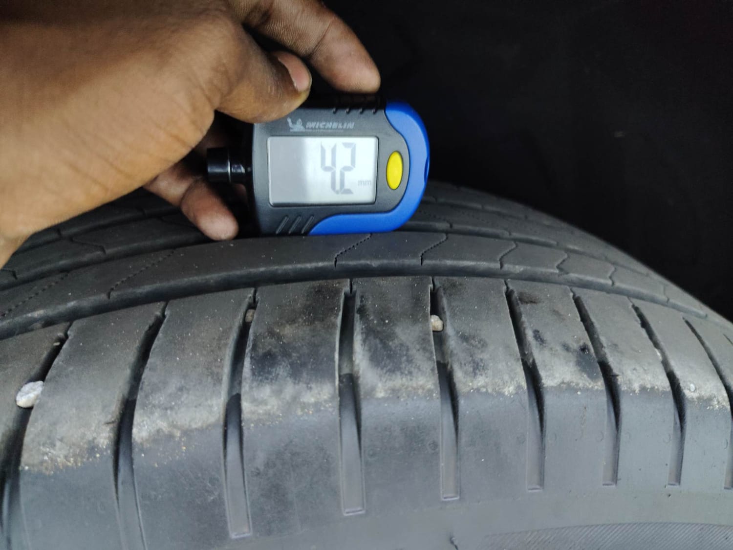 Used 2023 Mahindra XUV700 AX 7 Luxury Pack Petrol AT 7 STR Petrol Automatic tyres RIGHT REAR TYRE TREAD VIEW