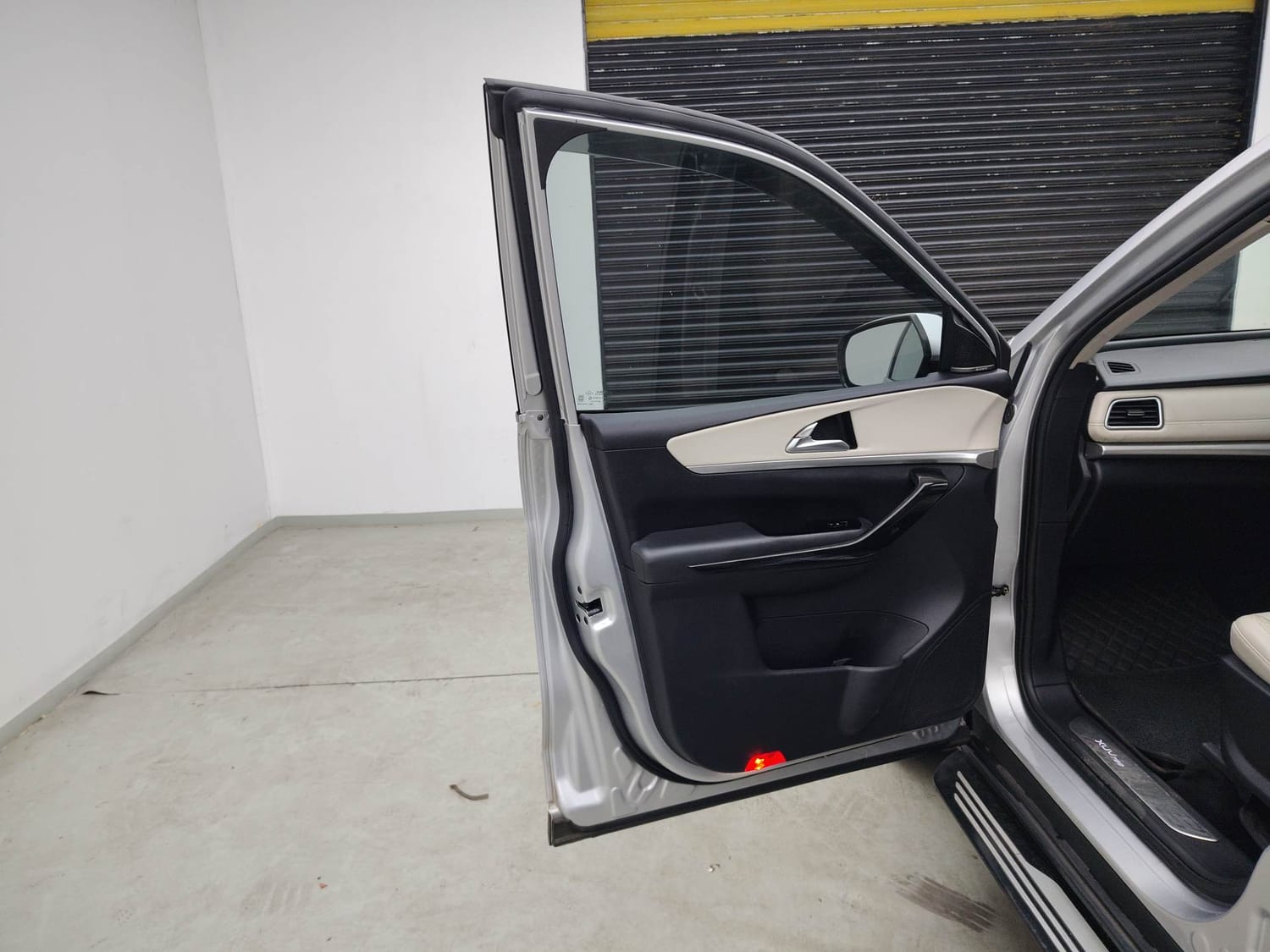 Used 2023 Mahindra XUV700 AX 7 Luxury Pack Petrol AT 7 STR Petrol Automatic interior LEFT FRONT DOOR OPEN VIEW