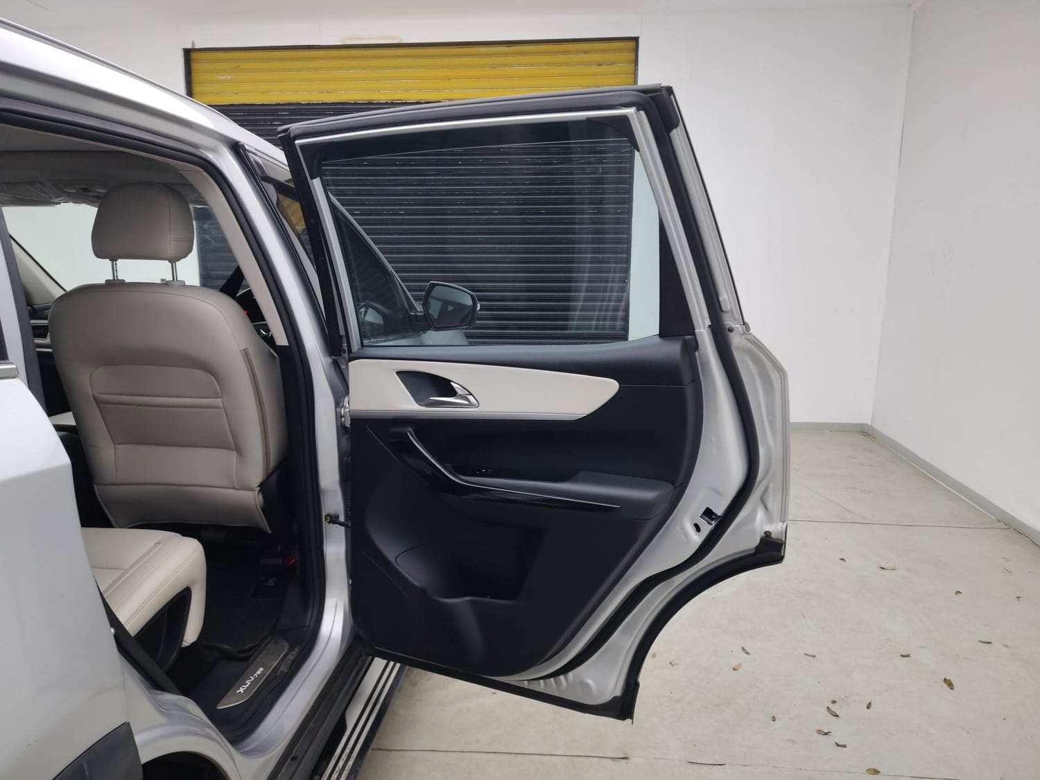 Used 2023 Mahindra XUV700 AX 7 Luxury Pack Petrol AT 7 STR Petrol Automatic interior RIGHT REAR DOOR OPEN VIEW