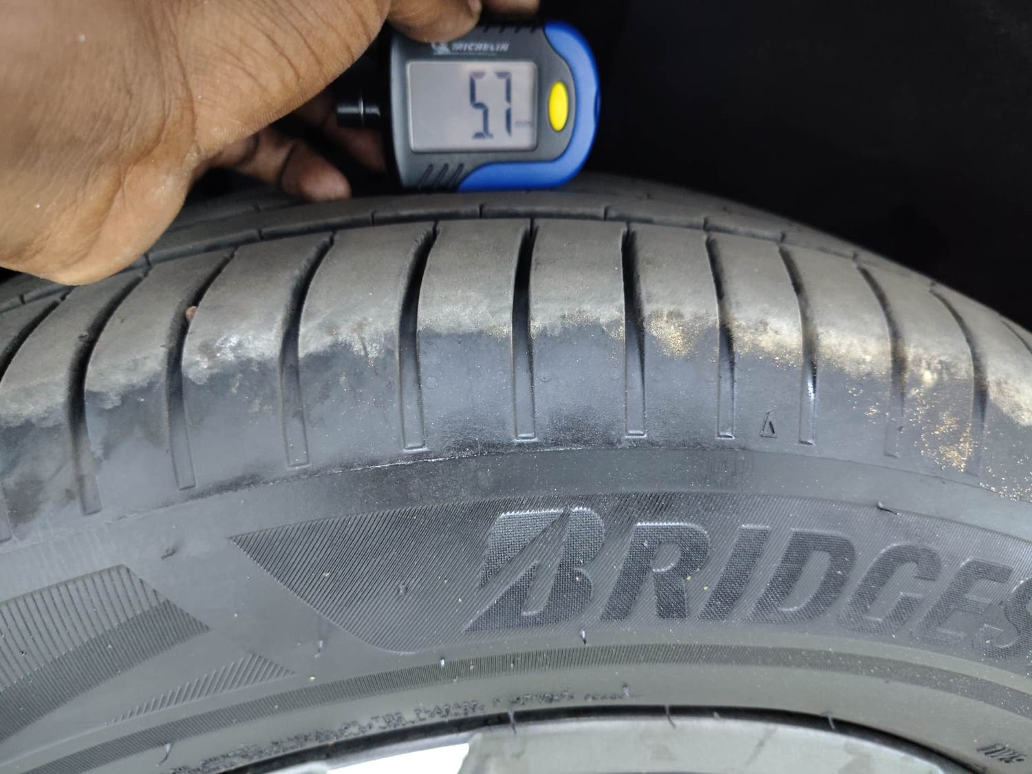 Used 2023 Mahindra XUV700 AX 7 Luxury Pack Petrol AT 7 STR Petrol Automatic tyres RIGHT FRONT TYRE TREAD VIEW