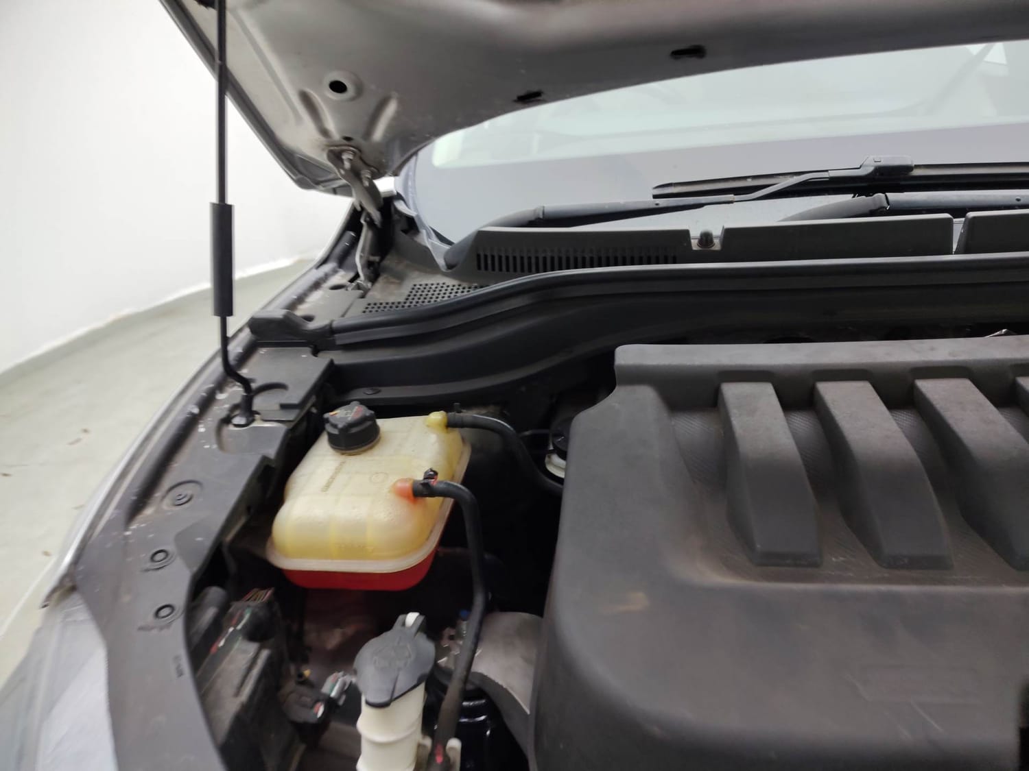 Used 2023 Mahindra XUV700 AX 7 Luxury Pack Petrol AT 7 STR Petrol Automatic engine ENGINE RIGHT SIDE HINGE & APRON VIEW