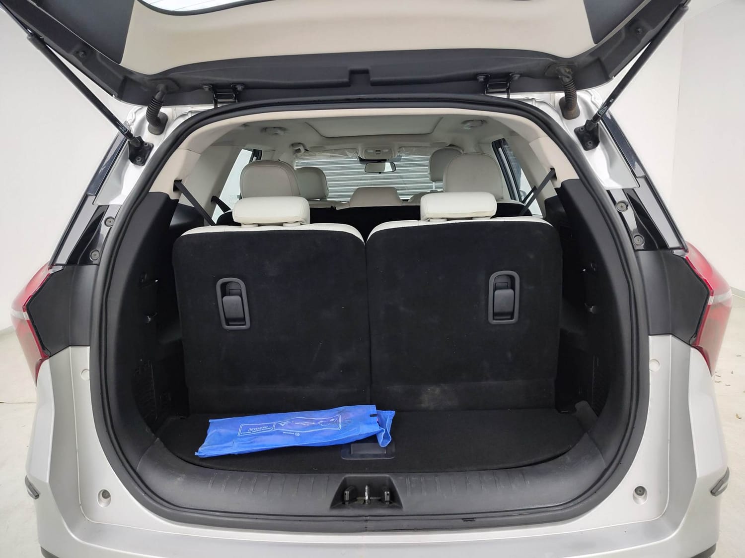 Used 2023 Mahindra XUV700 AX 7 Luxury Pack Petrol AT 7 STR Petrol Automatic interior DICKY INSIDE VIEW