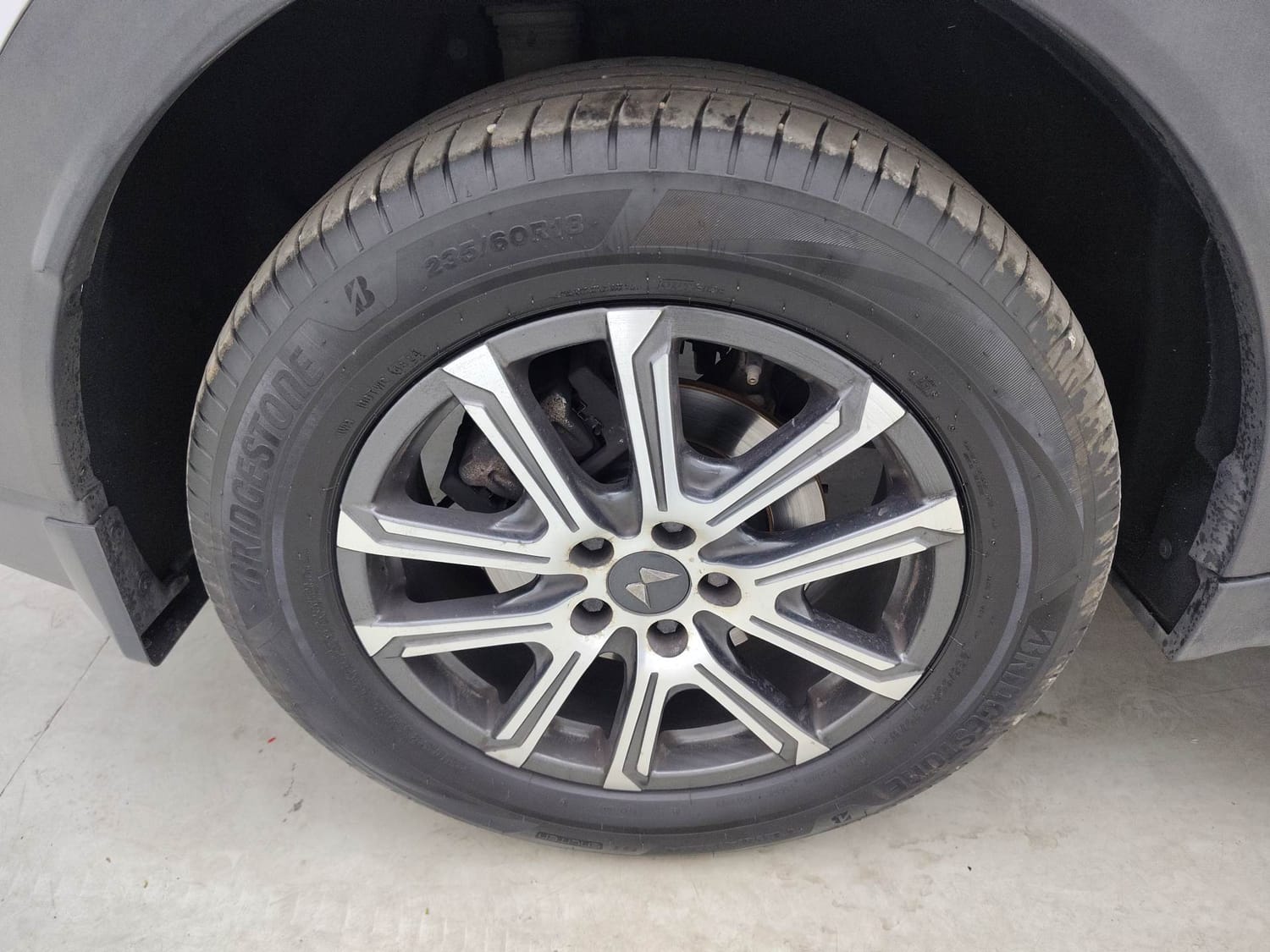 Used 2023 Mahindra XUV700 AX 7 Luxury Pack Petrol AT 7 STR Petrol Automatic tyres RIGHT REAR TYRE RIM VIEW