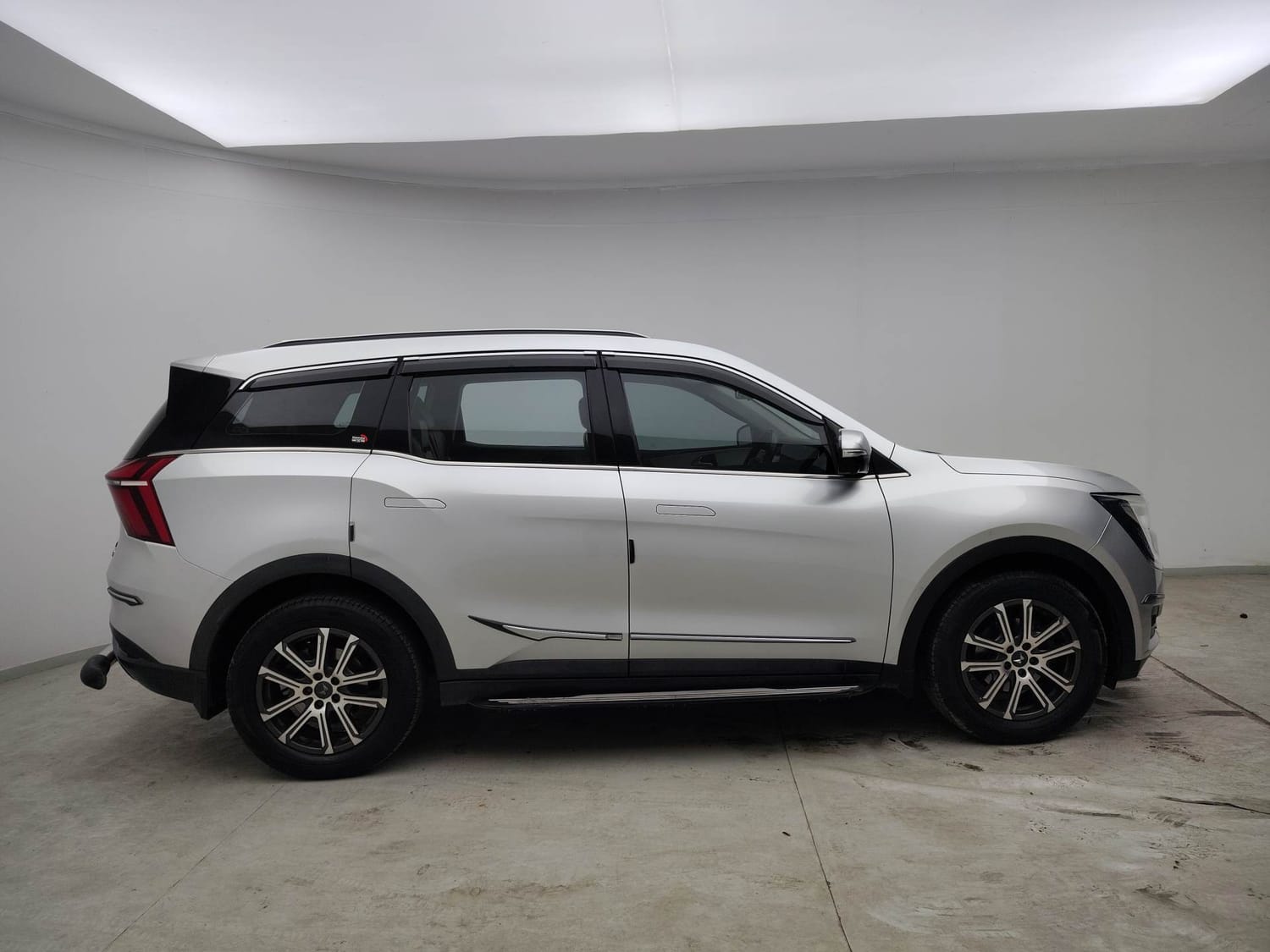 Used 2023 Mahindra XUV700 AX 7 Luxury Pack Petrol AT 7 STR Petrol Automatic exterior RIGHT SIDE VIEW