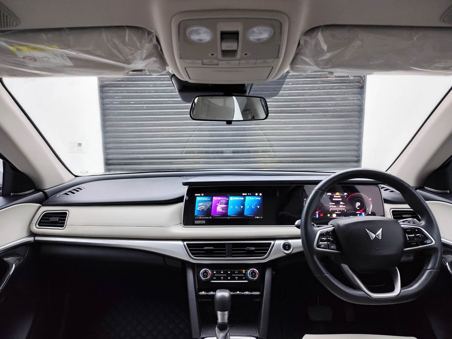 Used 2023 Mahindra XUV700 AX 7 Luxury Pack Petrol AT 7 STR Petrol Automatic interior DASHBOARD VIEW