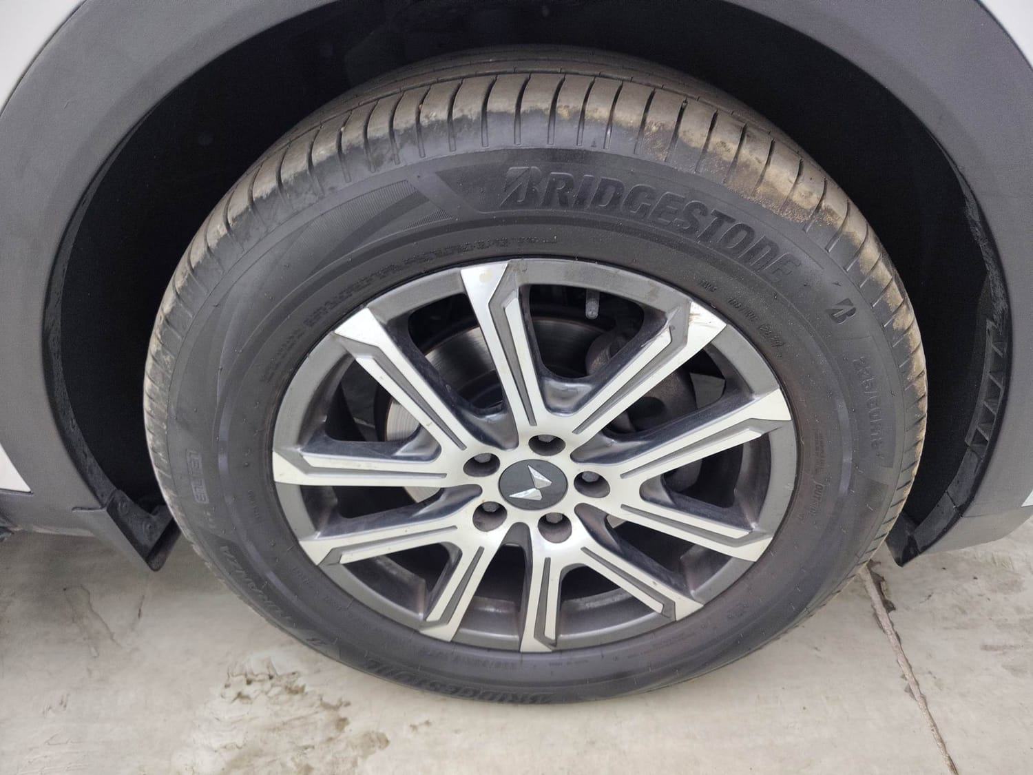 Used 2023 Mahindra XUV700 AX 7 Luxury Pack Petrol AT 7 STR Petrol Automatic tyres RIGHT FRONT TYRE RIM VIEW