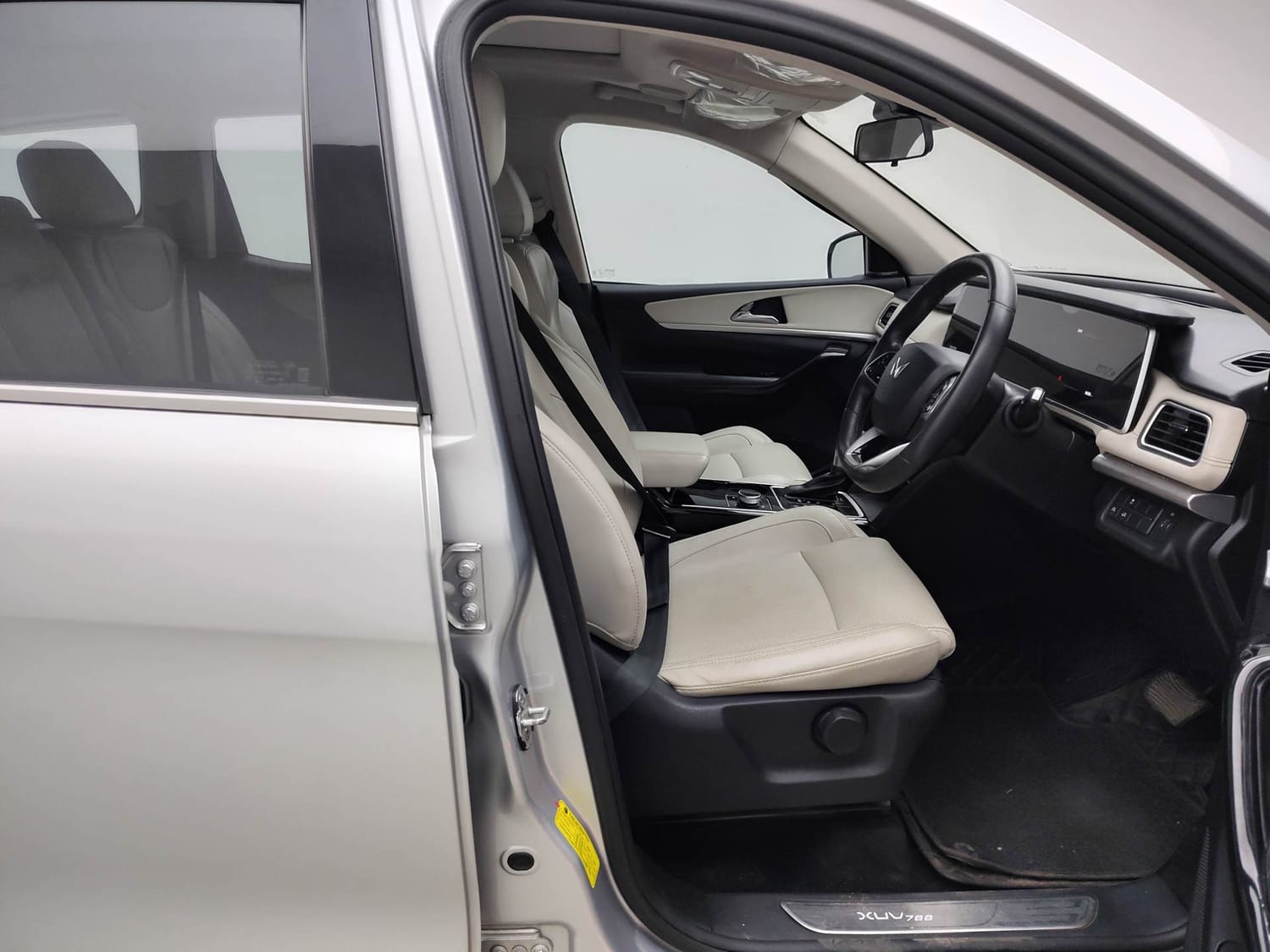Used 2023 Mahindra XUV700 AX 7 Luxury Pack Petrol AT 7 STR Petrol Automatic interior RIGHT SIDE FRONT DOOR CABIN VIEW