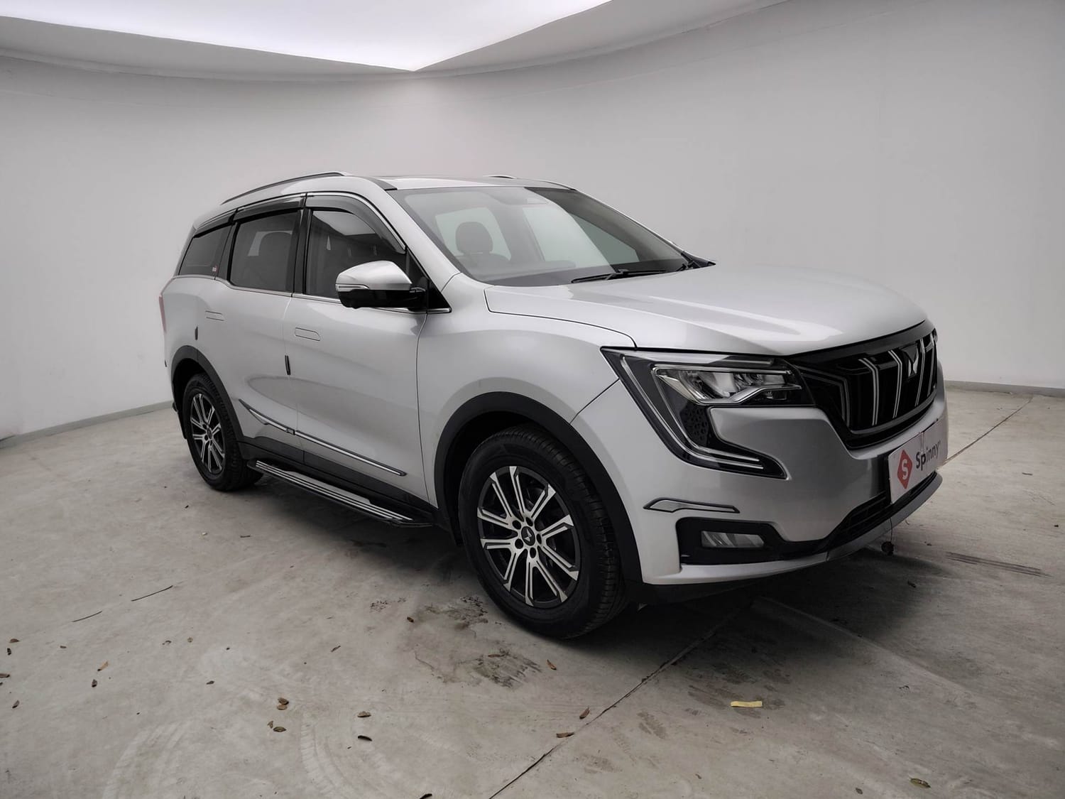 Used 2023 Mahindra XUV700 AX 7 Luxury Pack Petrol AT 7 STR Petrol Automatic exterior RIGHT FRONT CORNER VIEW