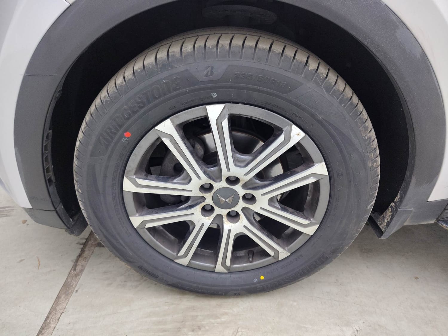 Used 2023 Mahindra XUV700 AX 7 Luxury Pack Petrol AT 7 STR Petrol Automatic tyres LEFT FRONT TYRE RIM VIEW