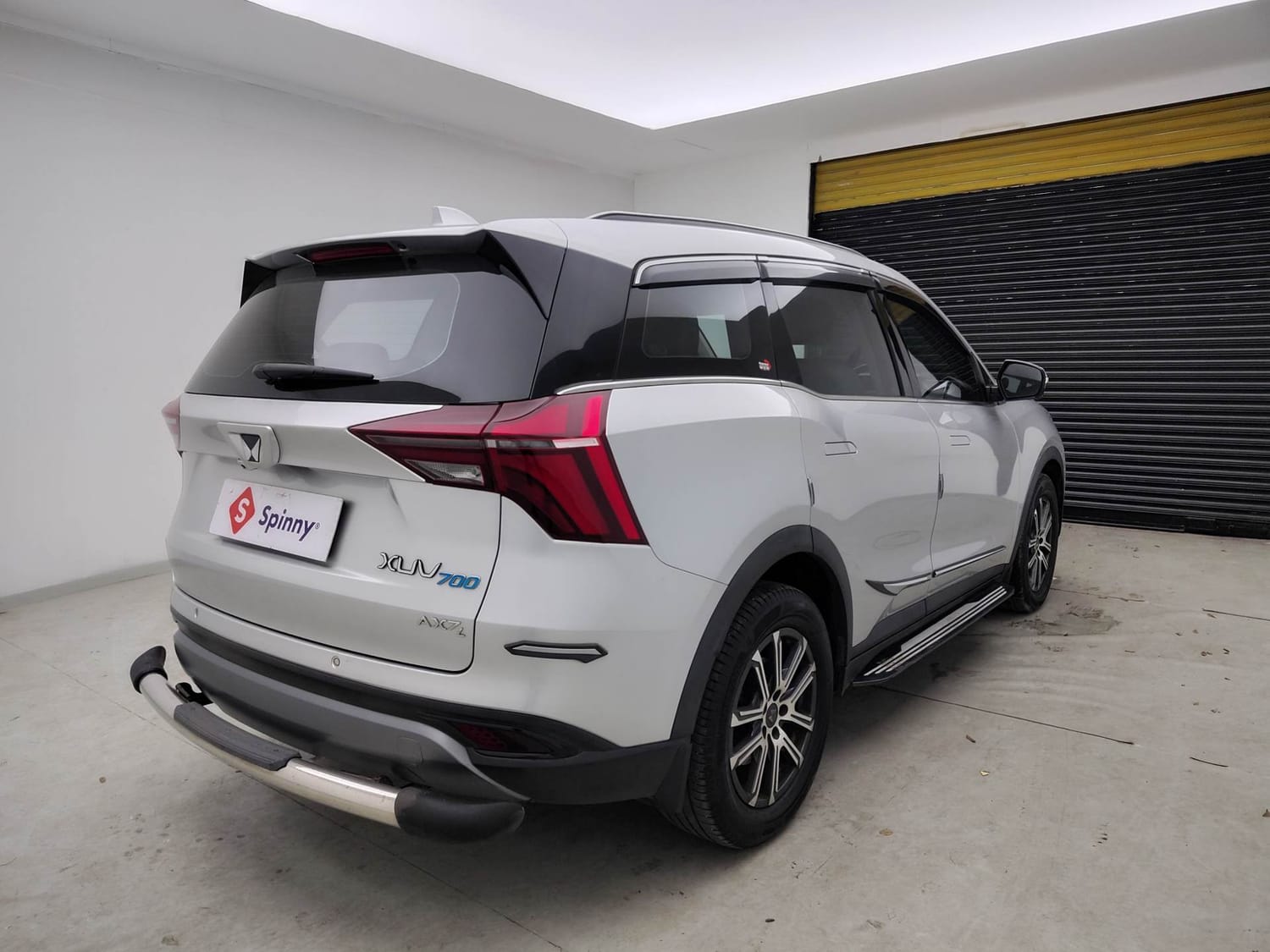 Used 2023 Mahindra XUV700 AX 7 Luxury Pack Petrol AT 7 STR Petrol Automatic exterior RIGHT REAR CORNER VIEW