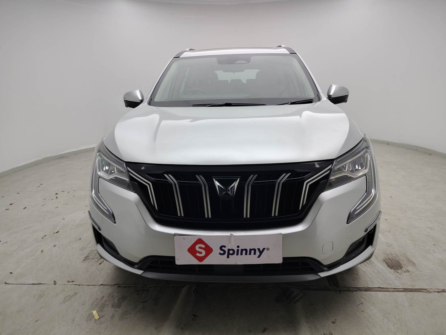 Used 2023 Mahindra XUV700 AX 7 Luxury Pack Petrol AT 7 STR Petrol Automatic exterior FRONT VIEW