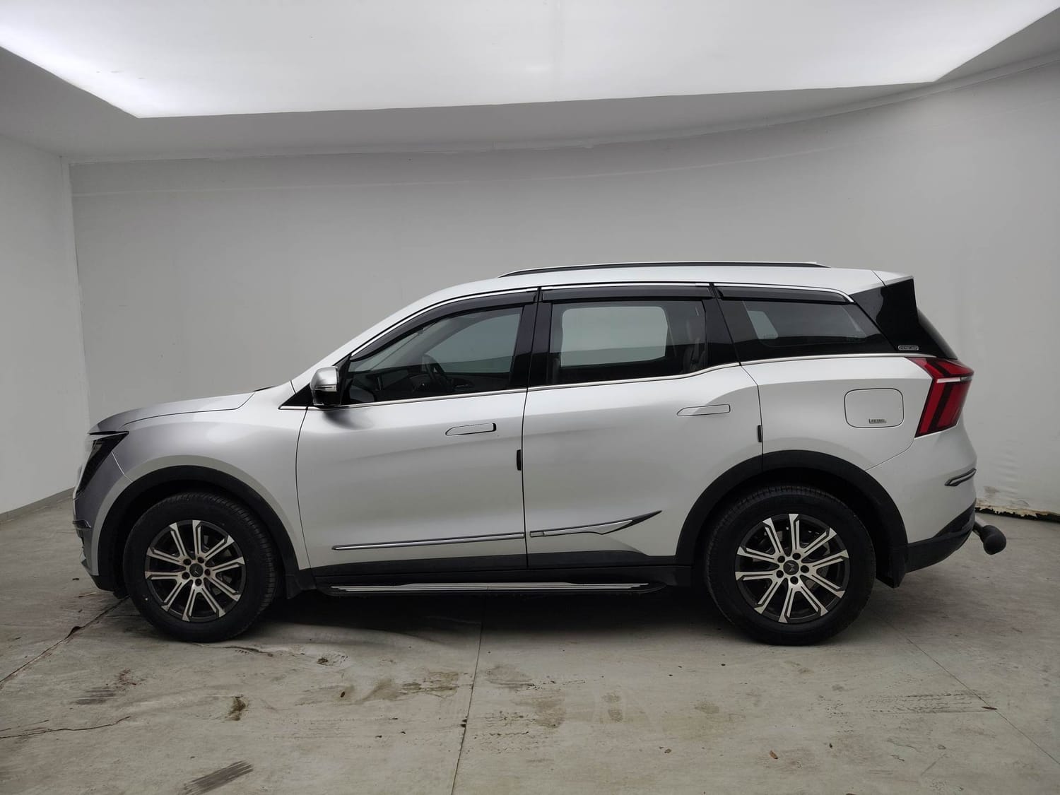 Used 2023 Mahindra XUV700 AX 7 Luxury Pack Petrol AT 7 STR Petrol Automatic exterior LEFT SIDE VIEW