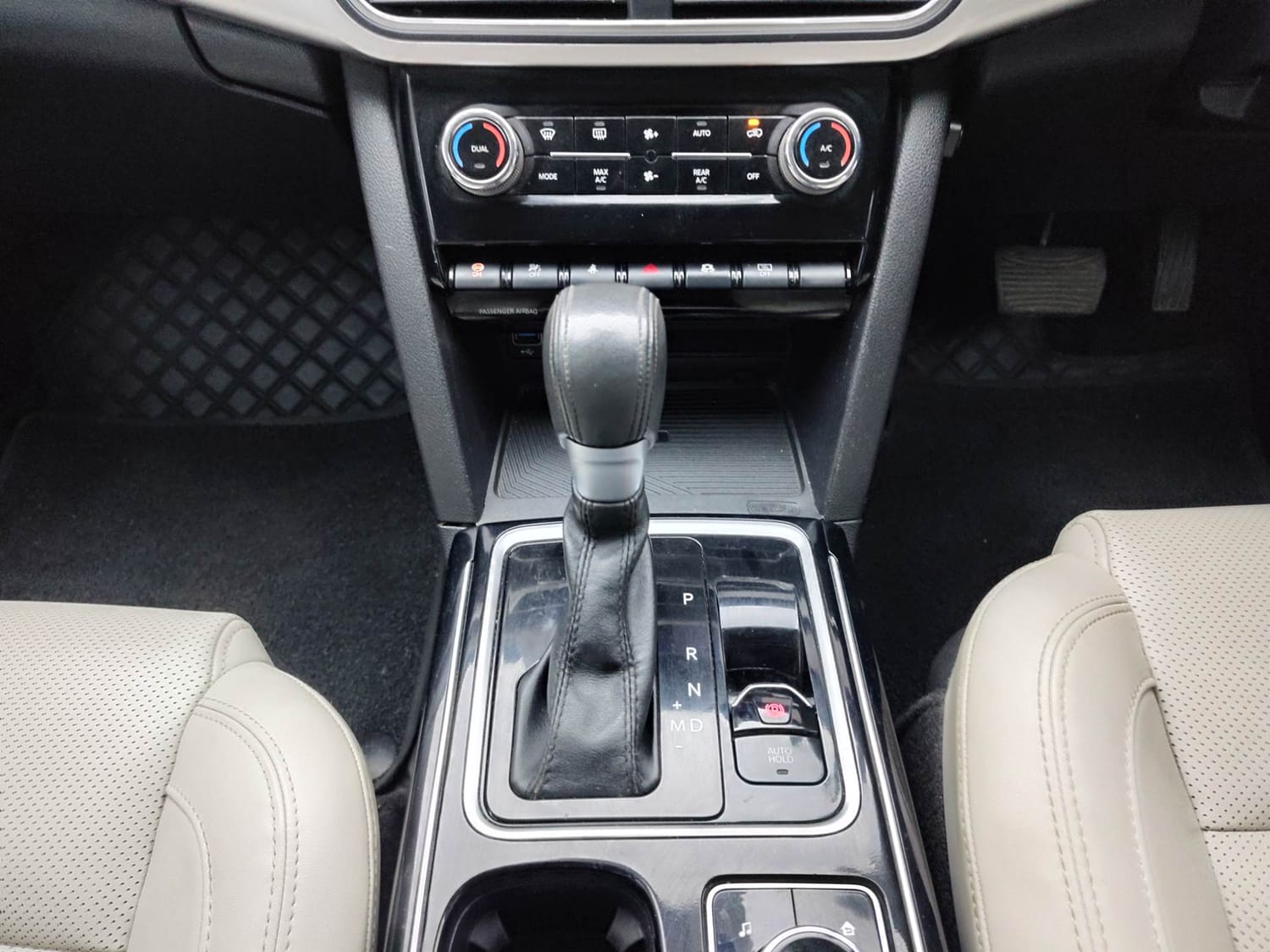 Used 2023 Mahindra XUV700 AX 7 Luxury Pack Petrol AT 7 STR Petrol Automatic interior GEAR  KNOB VIEW