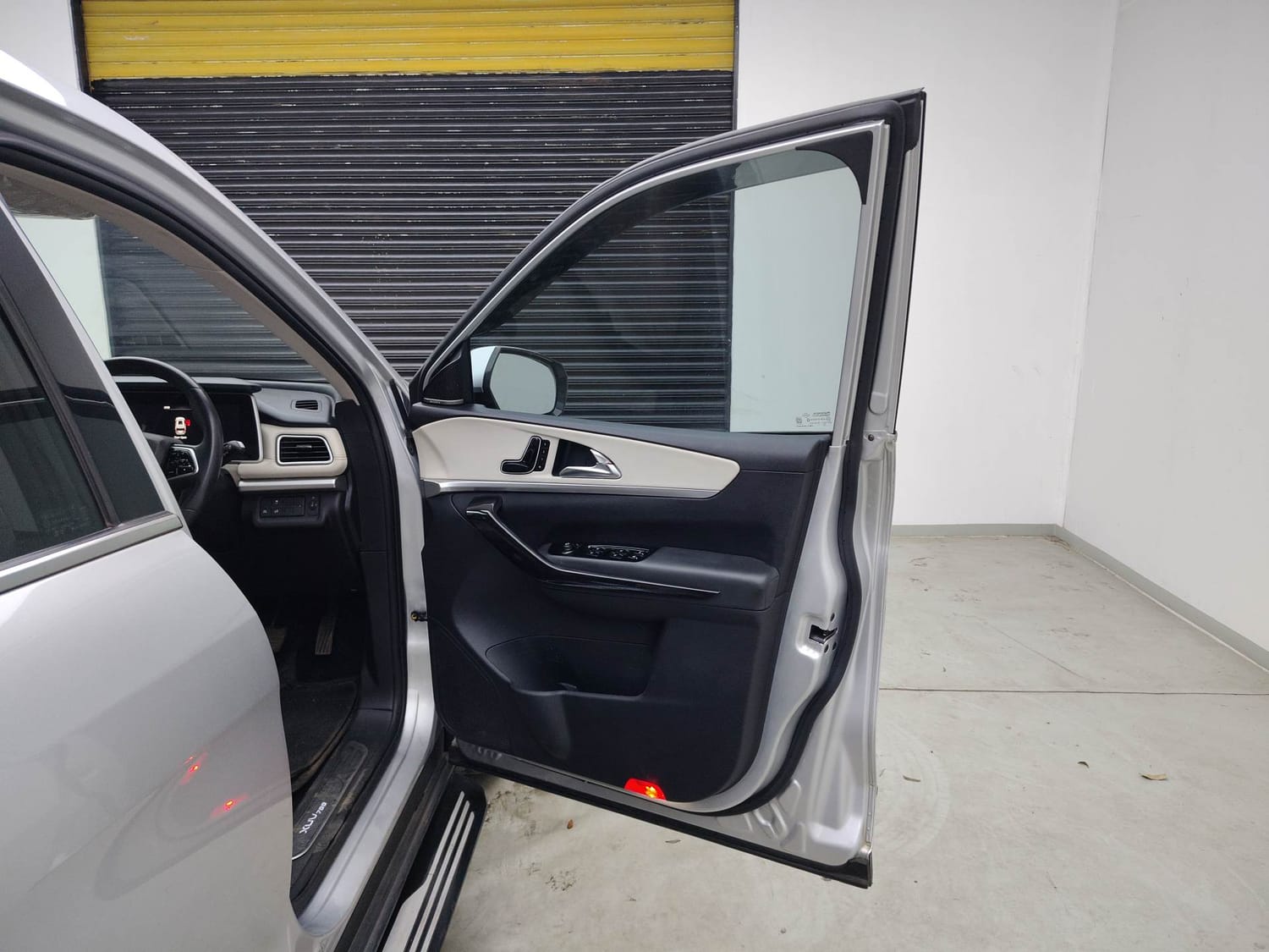 Used 2023 Mahindra XUV700 AX 7 Luxury Pack Petrol AT 7 STR Petrol Automatic interior RIGHT FRONT DOOR OPEN VIEW