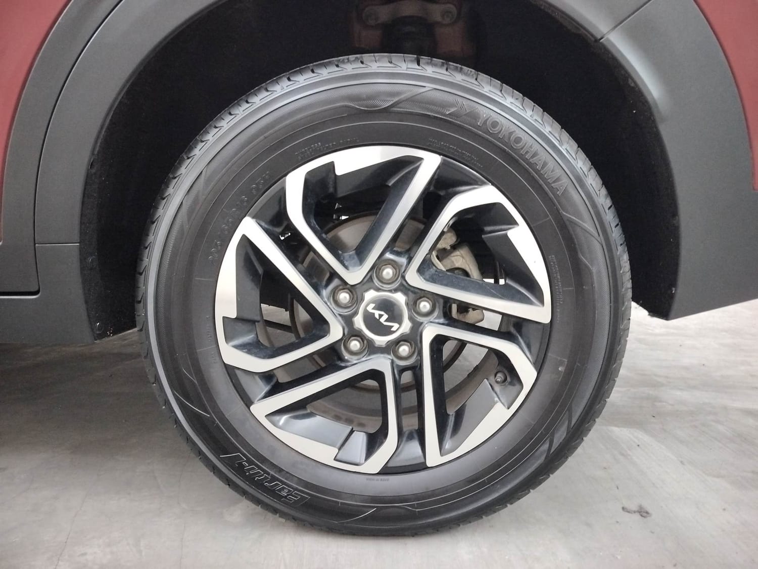 Used 2022 Kia Carens Luxury Plus 1.5 Diesel AT 6 STR Diesel Automatic tyres LEFT REAR TYRE RIM VIEW