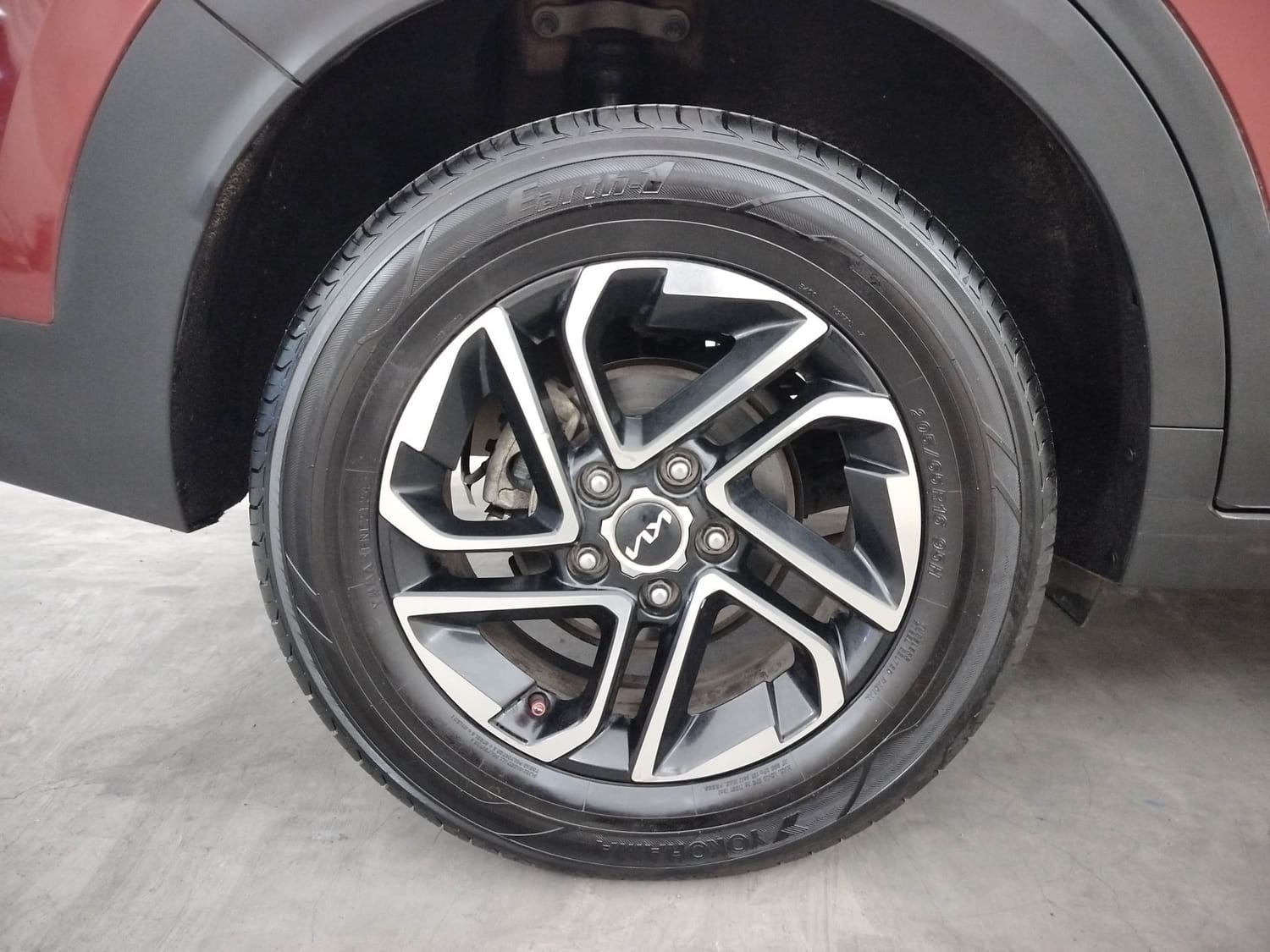 Used 2022 Kia Carens Luxury Plus 1.5 Diesel AT 6 STR Diesel Automatic tyres RIGHT REAR TYRE RIM VIEW