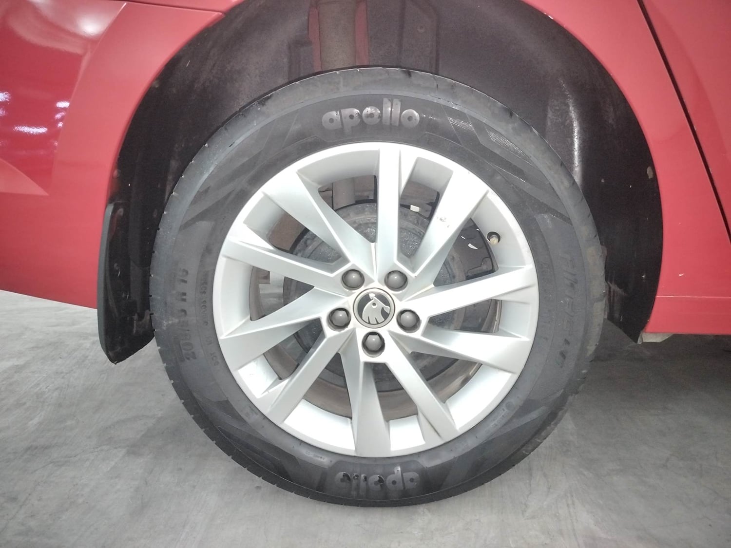 Used 2022 Skoda Slavia Ambition 1.0L TSI AT Petrol Automatic tyres RIGHT REAR TYRE RIM VIEW