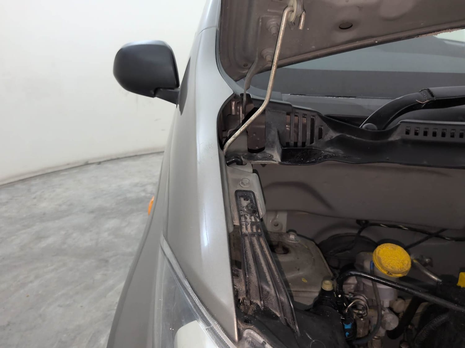 Used 2018 Datsun Redi-GO D Petrol Manual engine ENGINE RIGHT SIDE HINGE & APRON VIEW