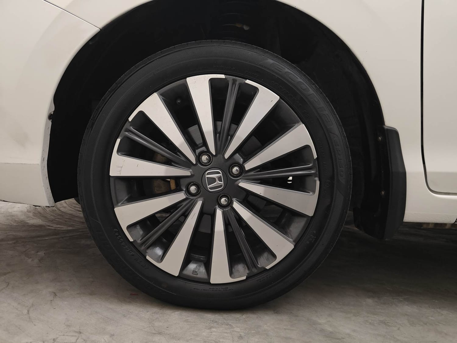 Used 2025 Honda City ZX Petrol MT Petrol Manual tyres LEFT FRONT TYRE RIM VIEW