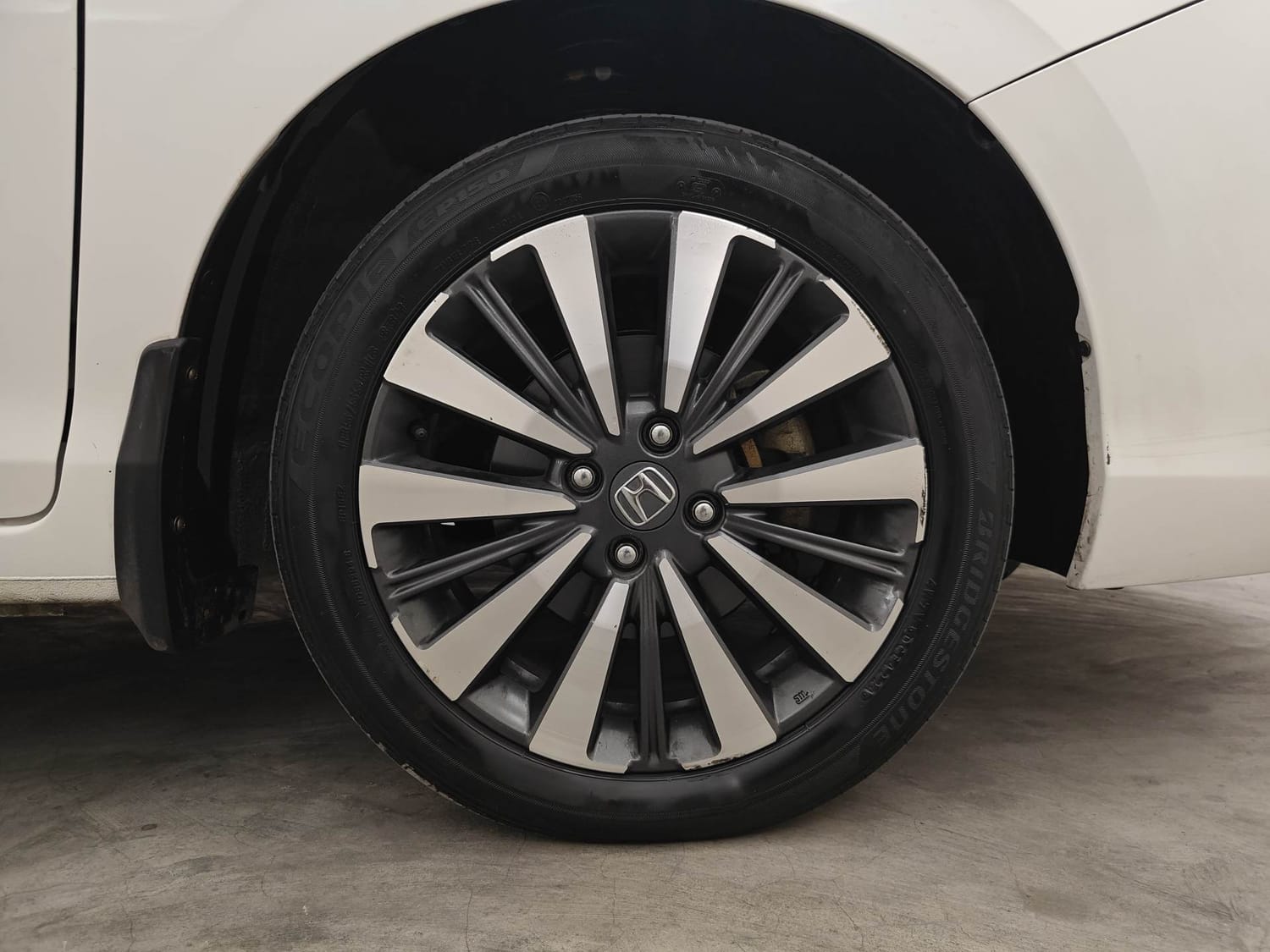 Used 2025 Honda City ZX Petrol MT Petrol Manual tyres RIGHT FRONT TYRE RIM VIEW