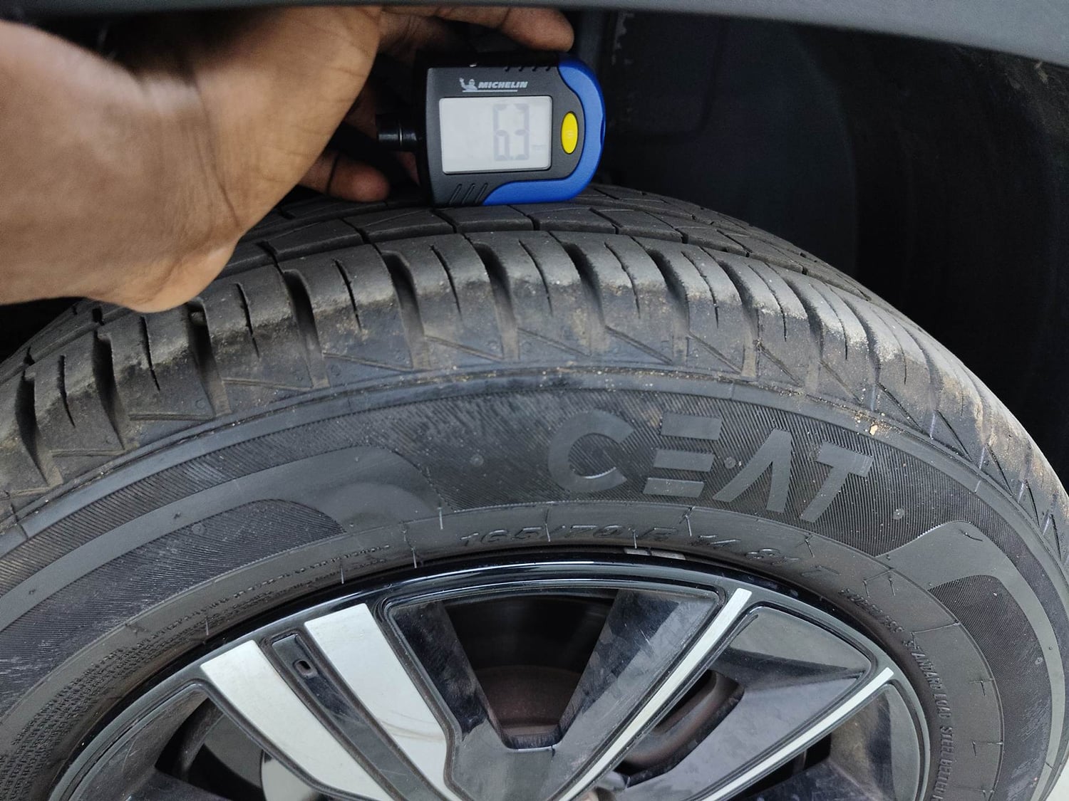 Used 2024 Renault Kwid CLIMBER 1.0 MT Dual Tone Petrol Manual tyres RIGHT FRONT TYRE TREAD VIEW