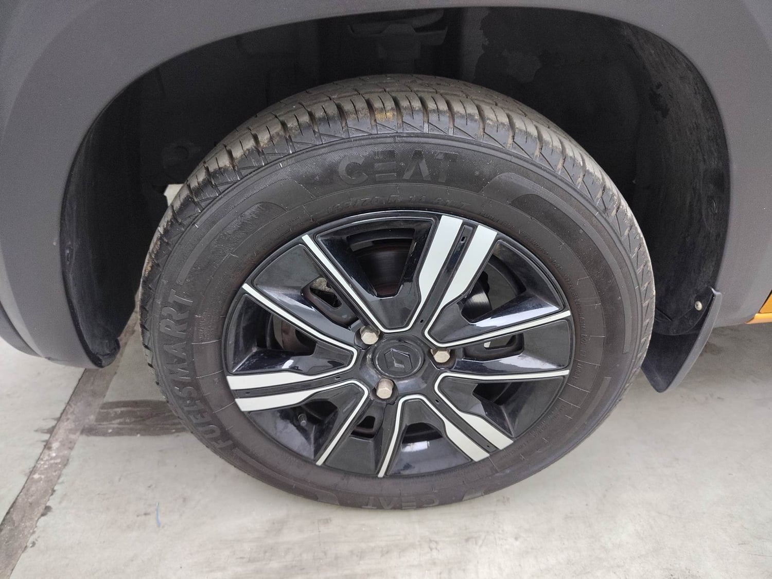 Used 2024 Renault Kwid CLIMBER 1.0 MT Dual Tone Petrol Manual tyres LEFT FRONT TYRE RIM VIEW