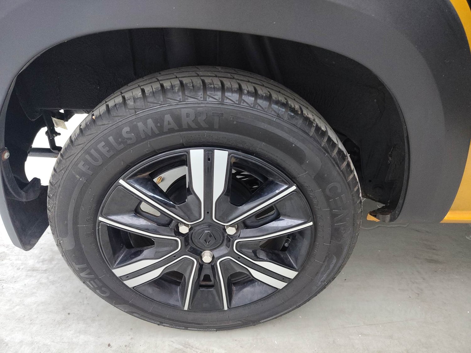 Used 2024 Renault Kwid CLIMBER 1.0 MT Dual Tone Petrol Manual tyres RIGHT REAR TYRE RIM VIEW