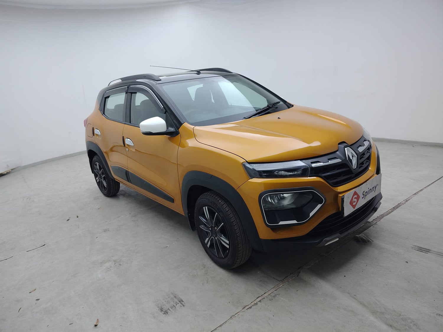 Used 2024 Renault Kwid CLIMBER 1.0 MT Dual Tone Petrol Manual exterior RIGHT FRONT CORNER VIEW