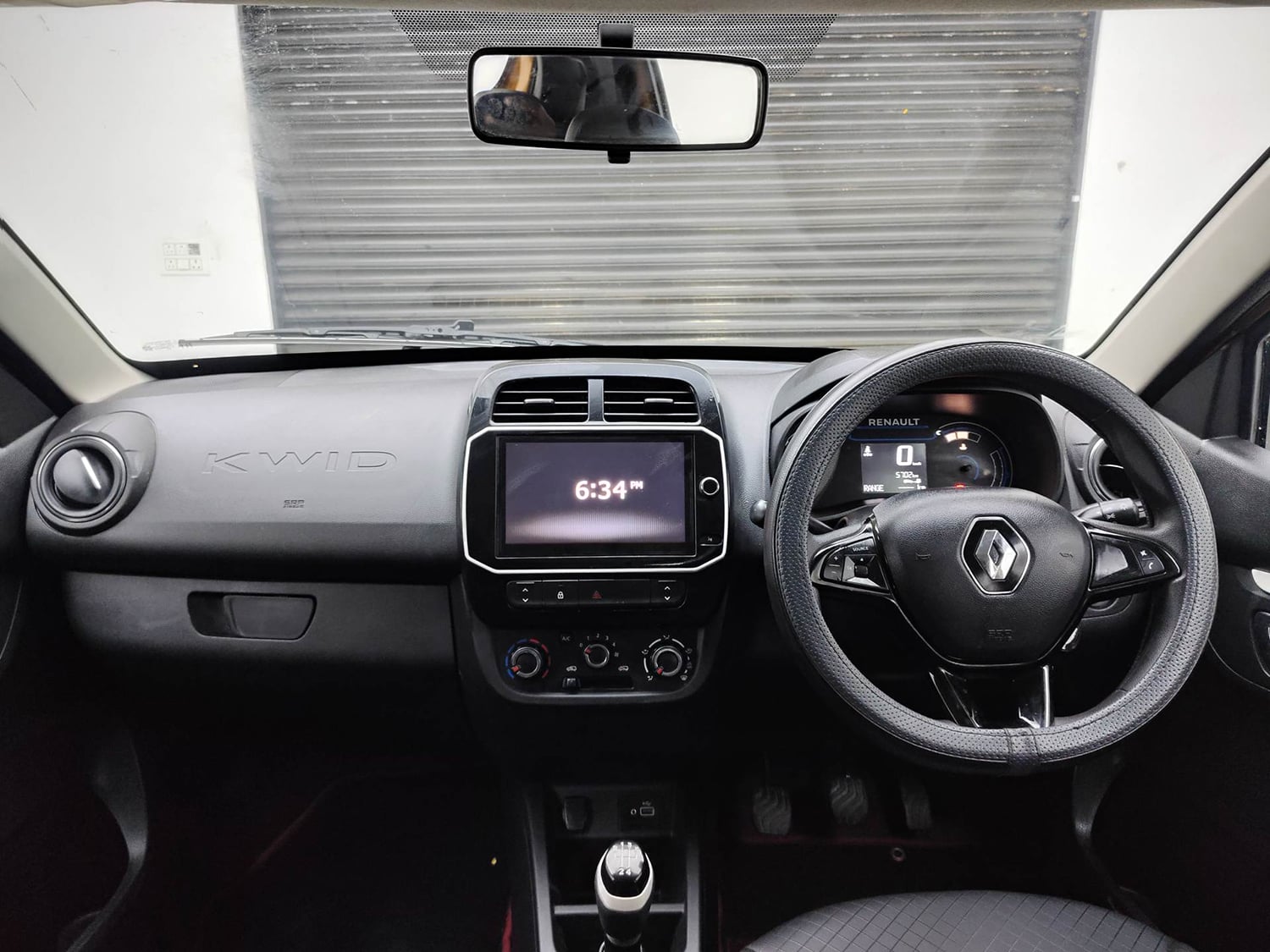Used 2024 Renault Kwid CLIMBER 1.0 MT Dual Tone Petrol Manual interior DASHBOARD VIEW