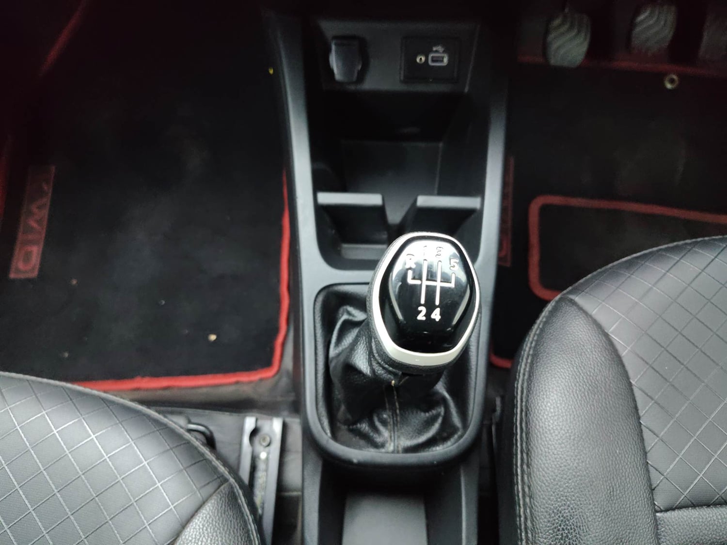 Used 2024 Renault Kwid CLIMBER 1.0 MT Dual Tone Petrol Manual interior GEAR  KNOB VIEW
