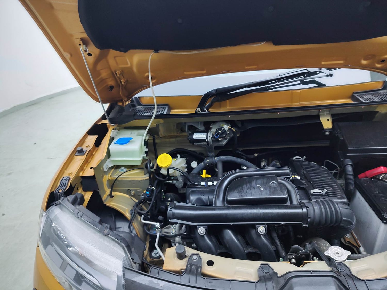 Used 2024 Renault Kwid CLIMBER 1.0 MT Dual Tone Petrol Manual engine ENGINE RIGHT SIDE VIEW