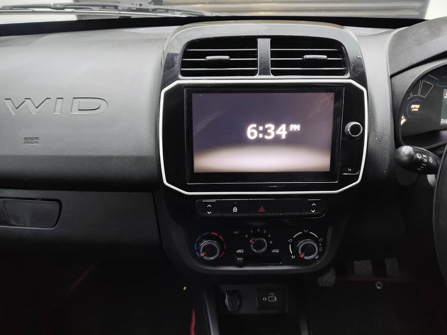 Used 2024 Renault Kwid CLIMBER 1.0 MT Dual Tone Petrol Manual interior MUSIC SYSTEM & AC CONTROL VIEW