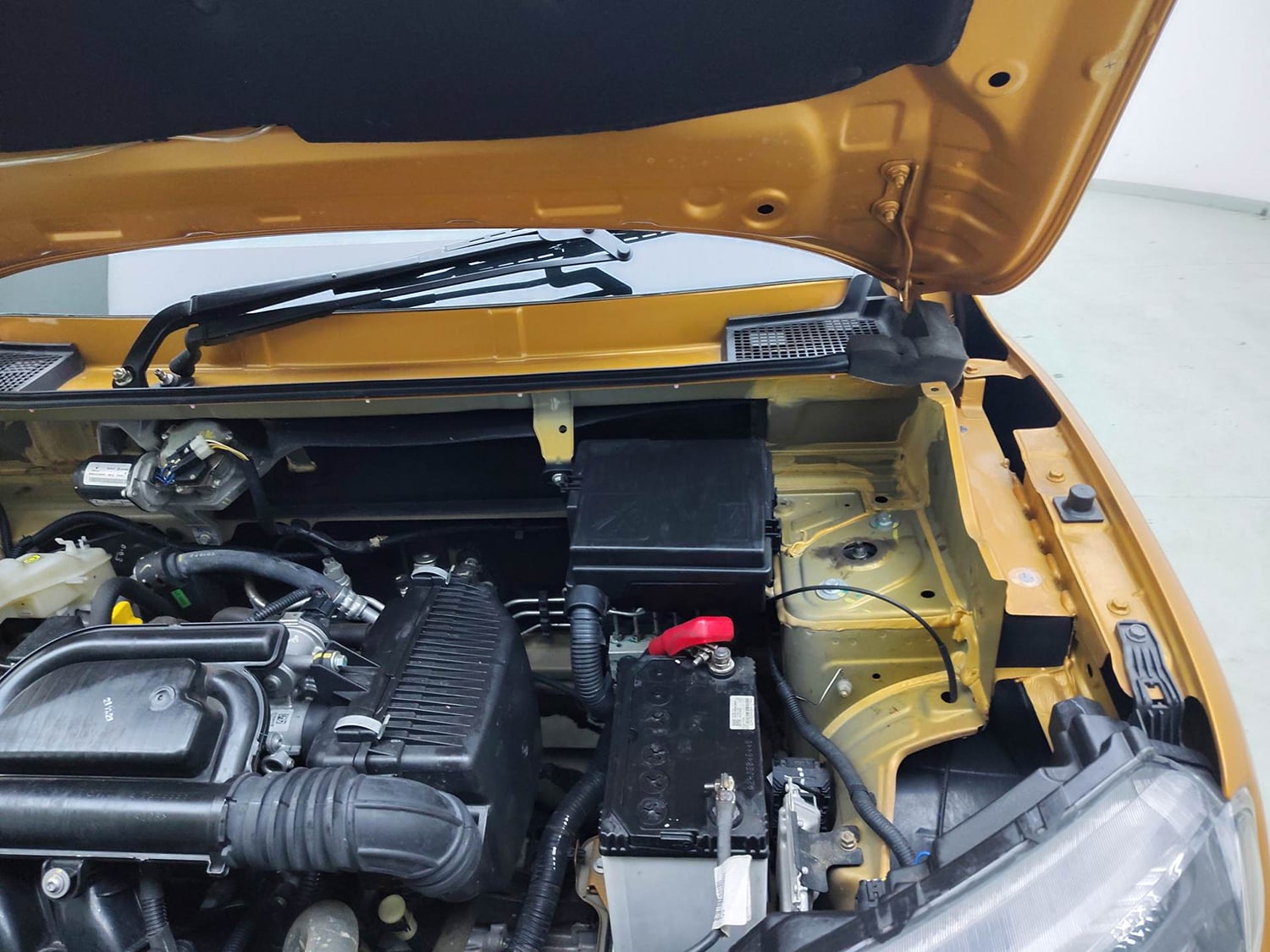 Used 2024 Renault Kwid CLIMBER 1.0 MT Dual Tone Petrol Manual engine ENGINE LEFT SIDE HINGE & APRON VIEW