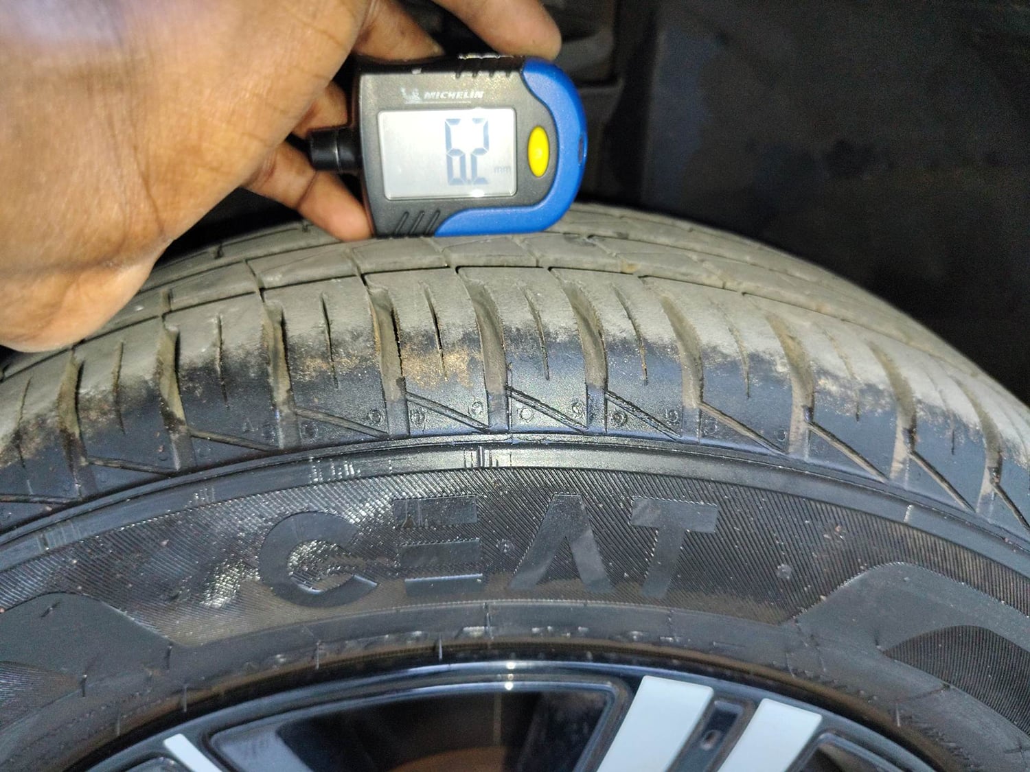 Used 2024 Renault Kwid CLIMBER 1.0 MT Dual Tone Petrol Manual tyres LEFT FRONT TYRE TREAD VIEW