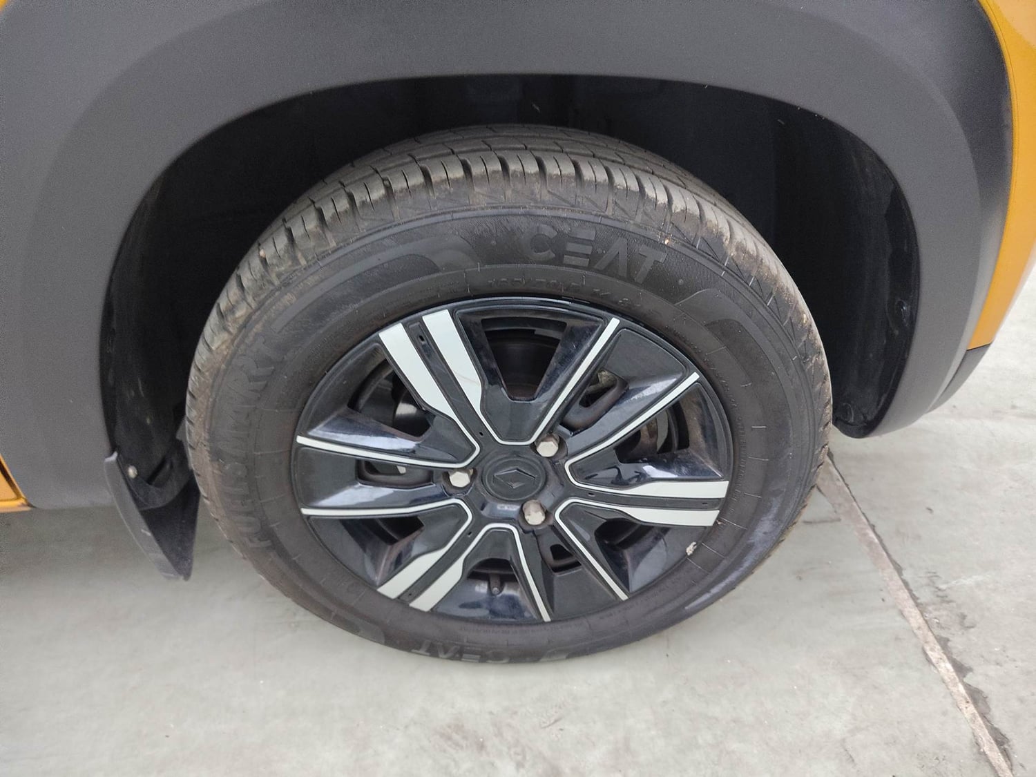 Used 2024 Renault Kwid CLIMBER 1.0 MT Dual Tone Petrol Manual tyres RIGHT FRONT TYRE RIM VIEW