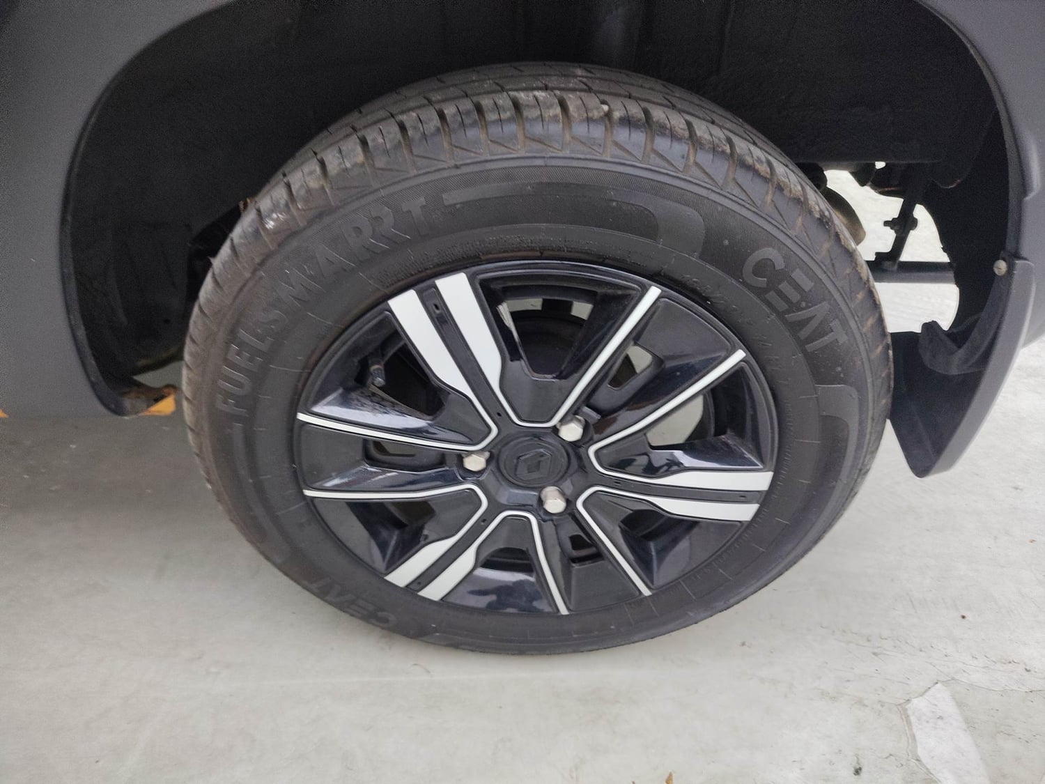 Used 2024 Renault Kwid CLIMBER 1.0 MT Dual Tone Petrol Manual tyres LEFT REAR TYRE RIM VIEW