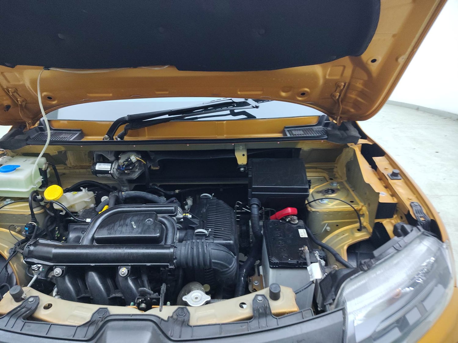 Used 2024 Renault Kwid CLIMBER 1.0 MT Dual Tone Petrol Manual engine ENGINE LEFT SIDE VIEW