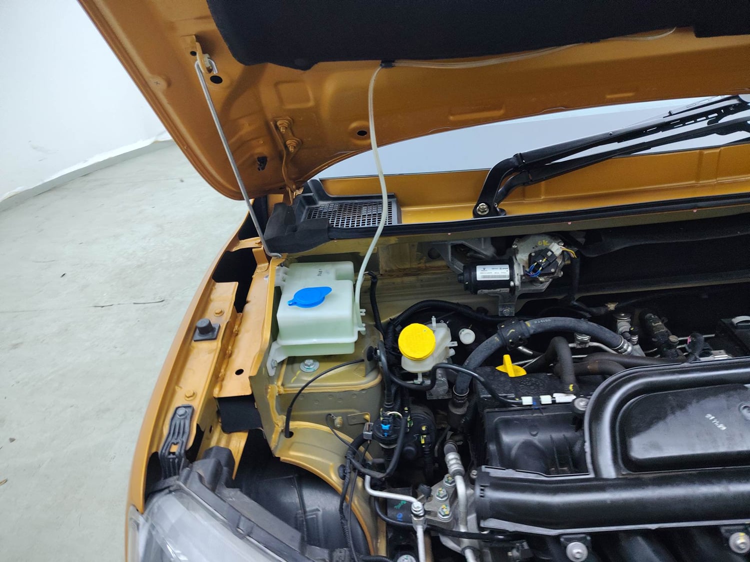 Used 2024 Renault Kwid CLIMBER 1.0 MT Dual Tone Petrol Manual engine ENGINE RIGHT SIDE HINGE & APRON VIEW