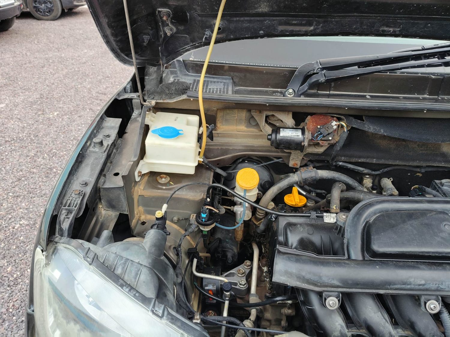 Used 2017 Renault Kwid 1.0 RXT Petrol Manual engine ENGINE RIGHT SIDE HINGE & APRON VIEW