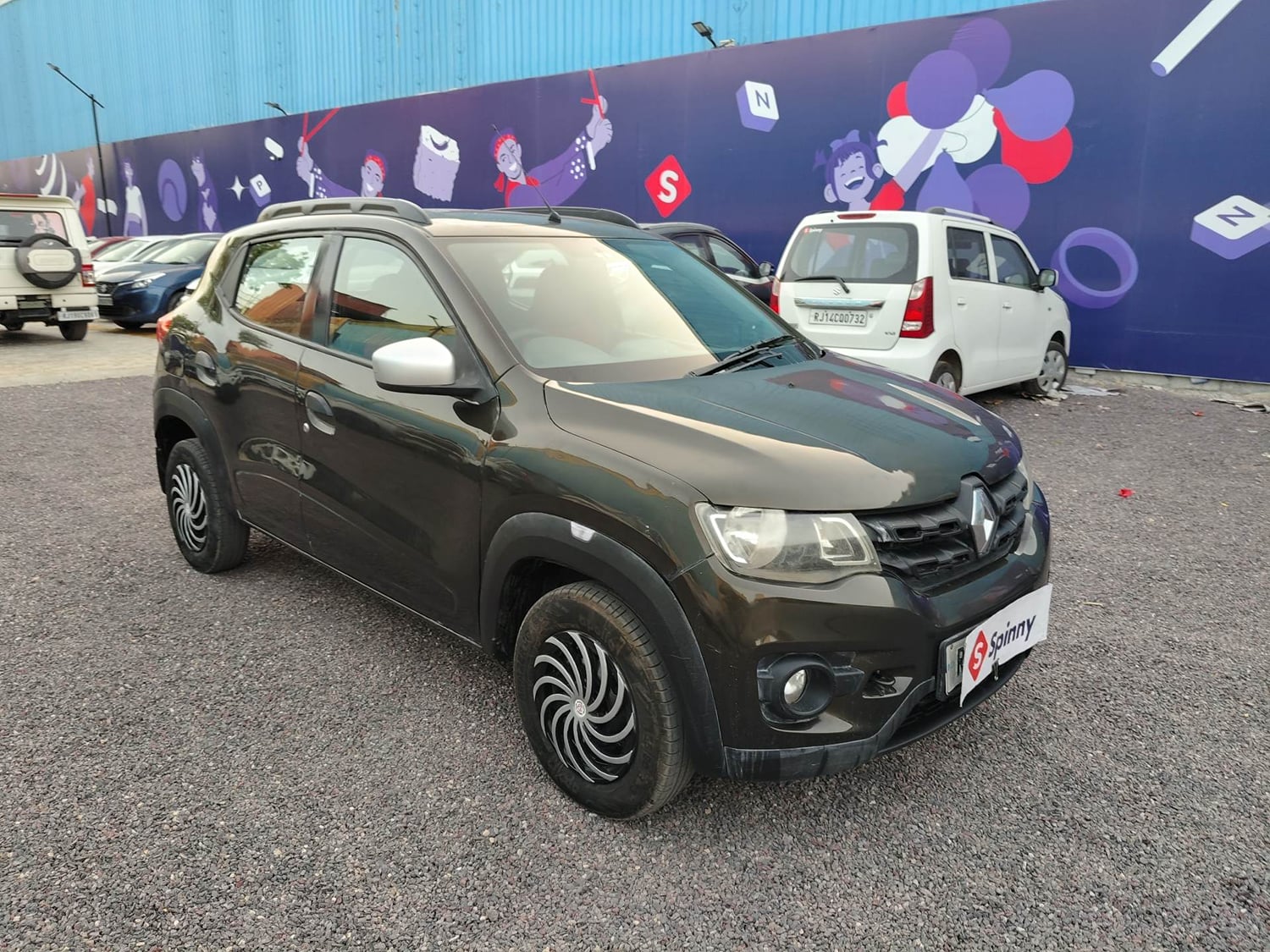 Used 2017 Renault Kwid 1.0 RXT Petrol Manual exterior RIGHT FRONT CORNER VIEW