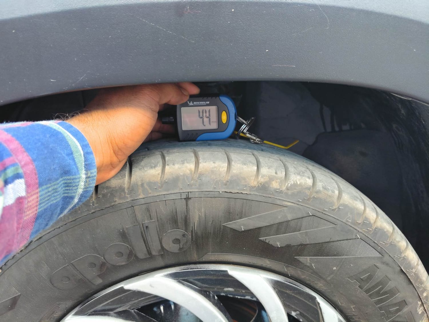 Used 2017 Renault Kwid 1.0 RXT Petrol Manual tyres LEFT FRONT TYRE TREAD VIEW