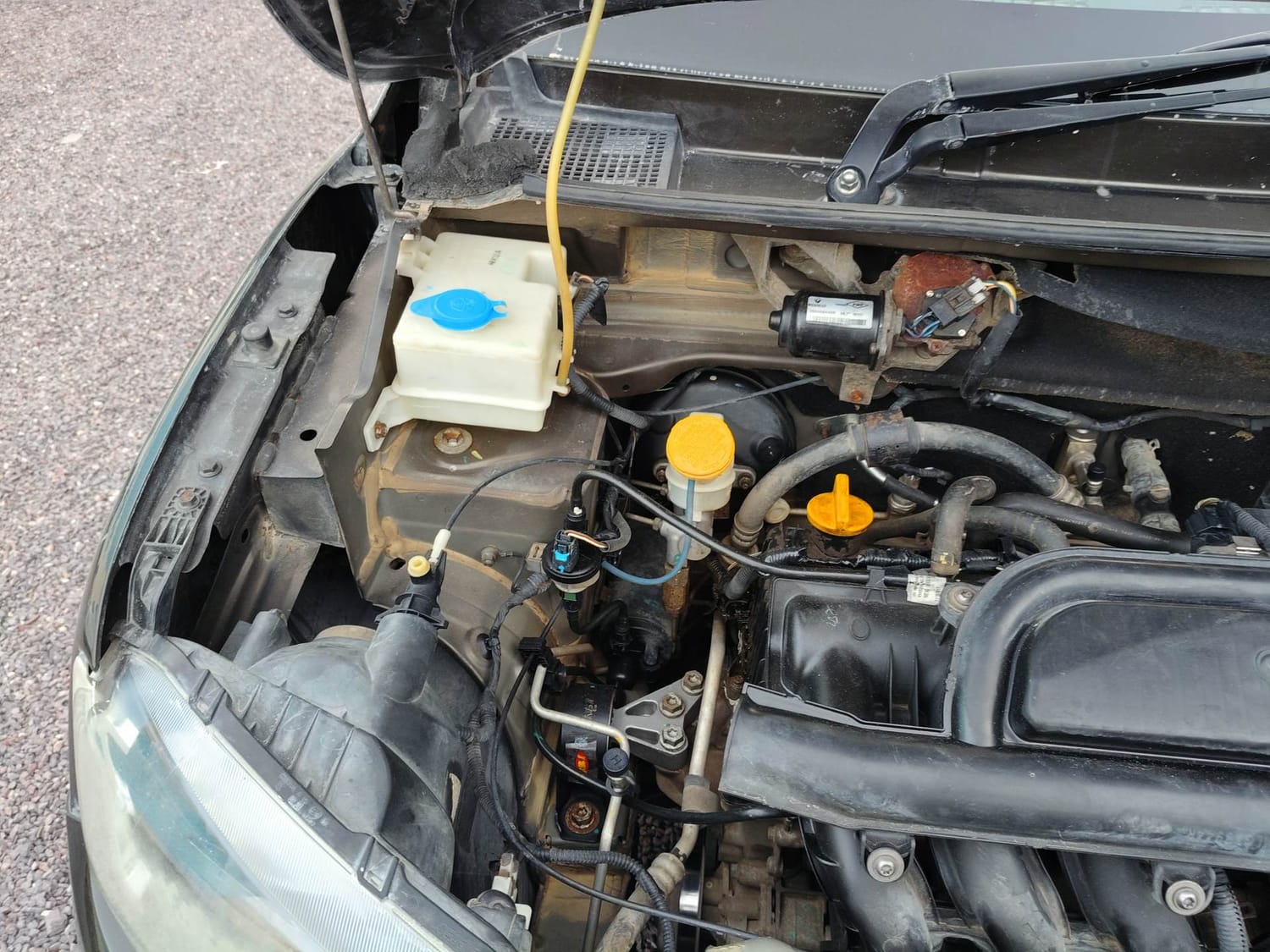Used 2017 Renault Kwid 1.0 RXT Petrol Manual engine ENGINE LEFT SIDE HINGE & APRON VIEW