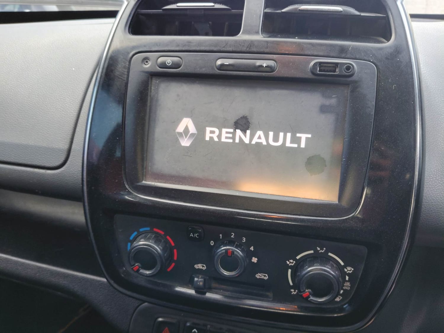 Used 2017 Renault Kwid 1.0 RXT Petrol Manual interior MUSIC SYSTEM & AC CONTROL VIEW