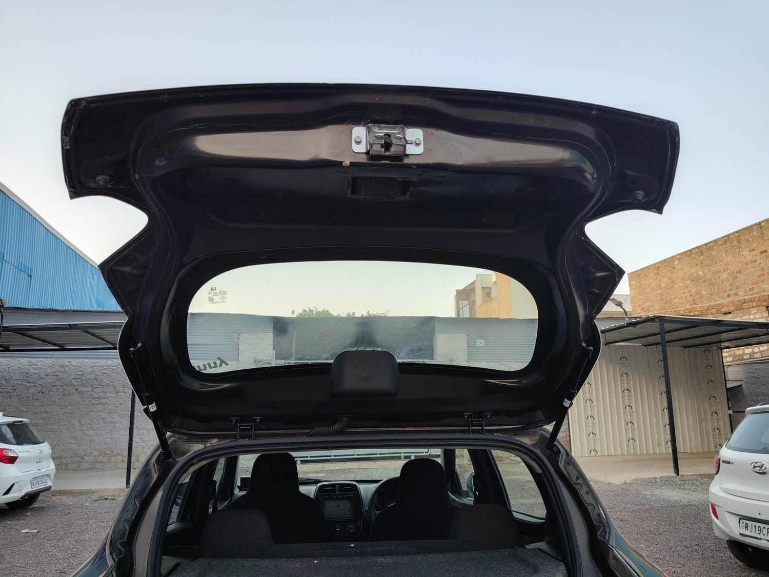 Used 2017 Renault Kwid 1.0 RXT Petrol Manual interior DICKY INSIDE VIEW