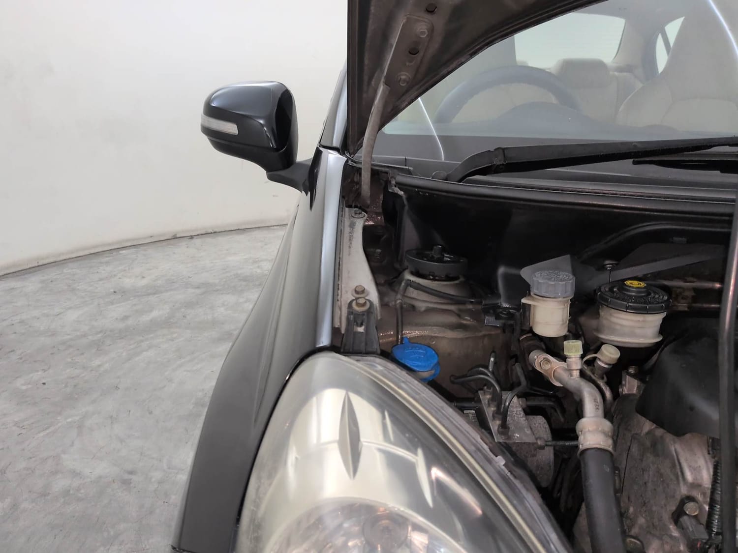 Used 2013 Honda Amaze 1.5 VX i-DTEC Diesel Manual engine ENGINE RIGHT SIDE HINGE & APRON VIEW